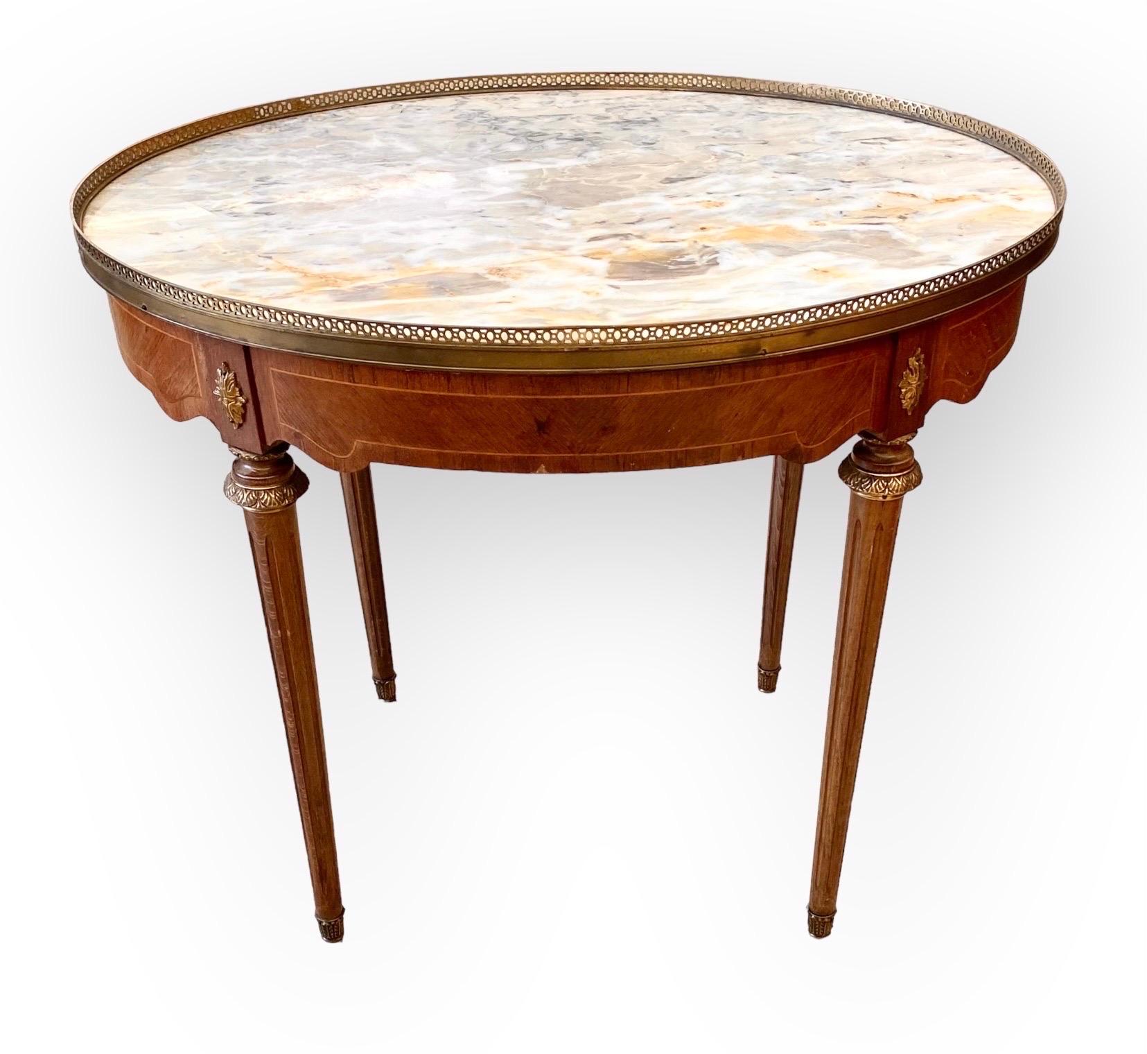 Französischer Bouillote-Tisch im Louis-XVI-Stil mit Intarsien aus geschnitztem Nussbaum und Marmorplatte, 20.  im Angebot 3