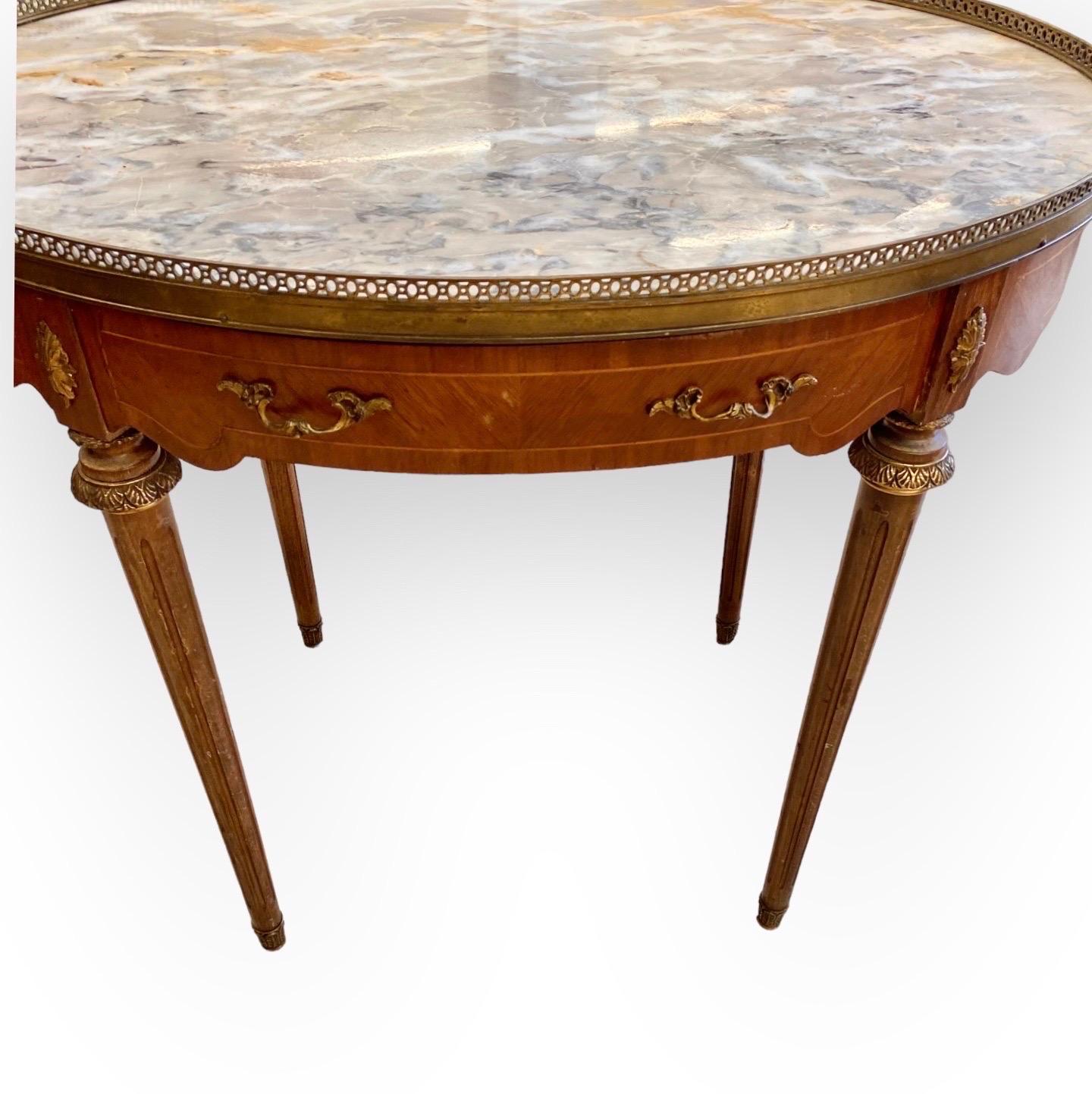 Französischer Bouillote-Tisch im Louis-XVI-Stil mit Intarsien aus geschnitztem Nussbaum und Marmorplatte, 20.  im Angebot 4