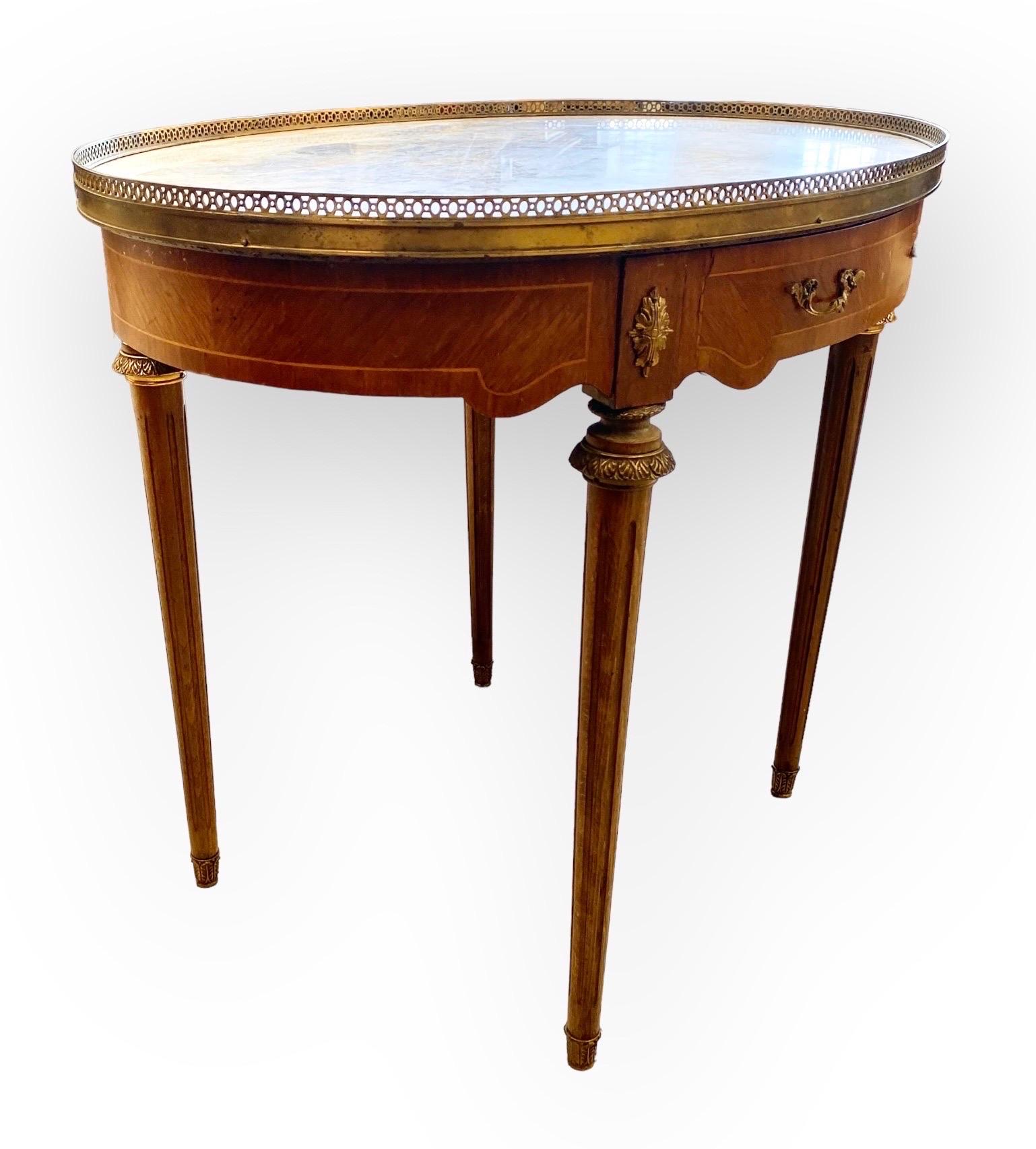 Französischer Bouillote-Tisch im Louis-XVI-Stil mit Intarsien aus geschnitztem Nussbaum und Marmorplatte, 20.  im Angebot 6