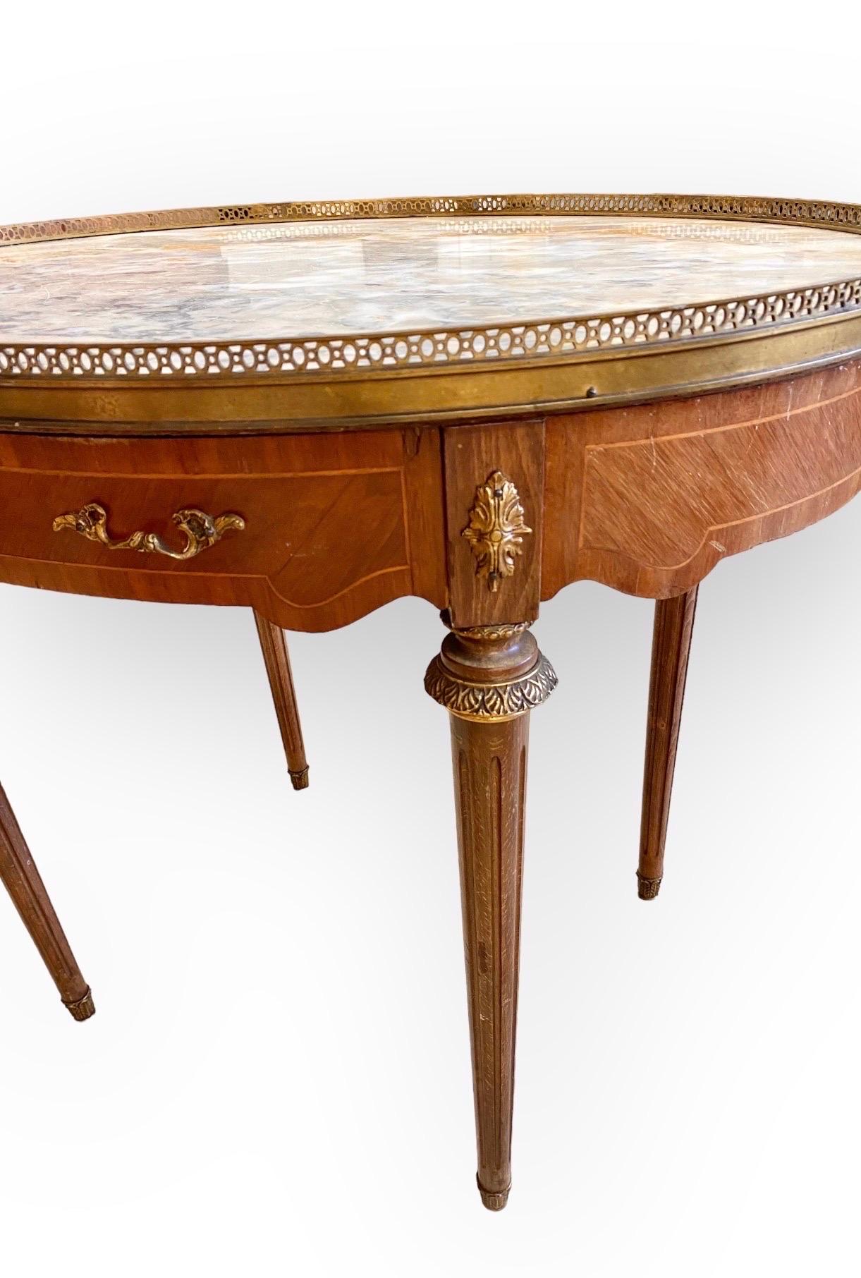 Französischer Bouillote-Tisch im Louis-XVI-Stil mit Intarsien aus geschnitztem Nussbaum und Marmorplatte, 20.  (Furnier) im Angebot