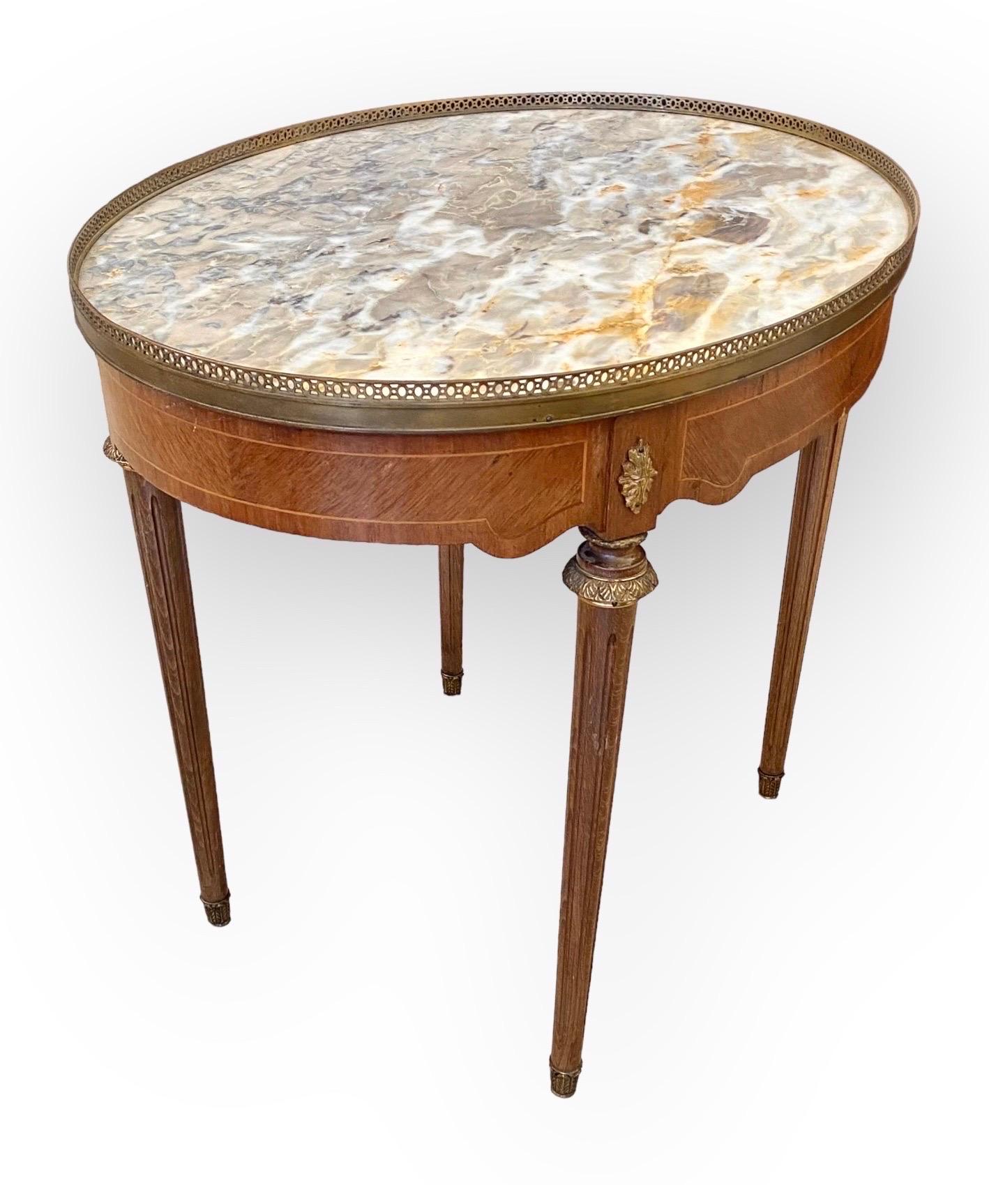 Französischer Bouillote-Tisch im Louis-XVI-Stil mit Intarsien aus geschnitztem Nussbaum und Marmorplatte, 20.  (Mitte des 20. Jahrhunderts) im Angebot