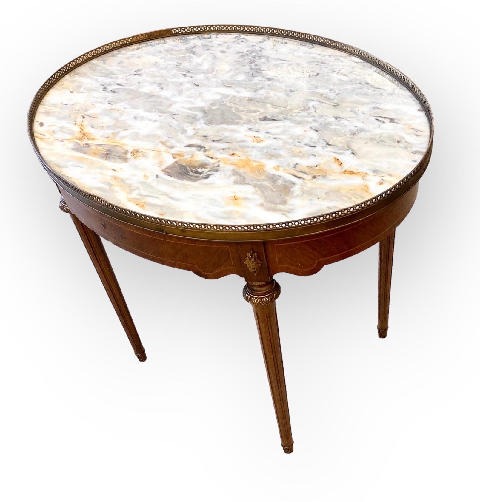Französischer Bouillote-Tisch im Louis-XVI-Stil mit Intarsien aus geschnitztem Nussbaum und Marmorplatte, 20.  (Walnuss) im Angebot