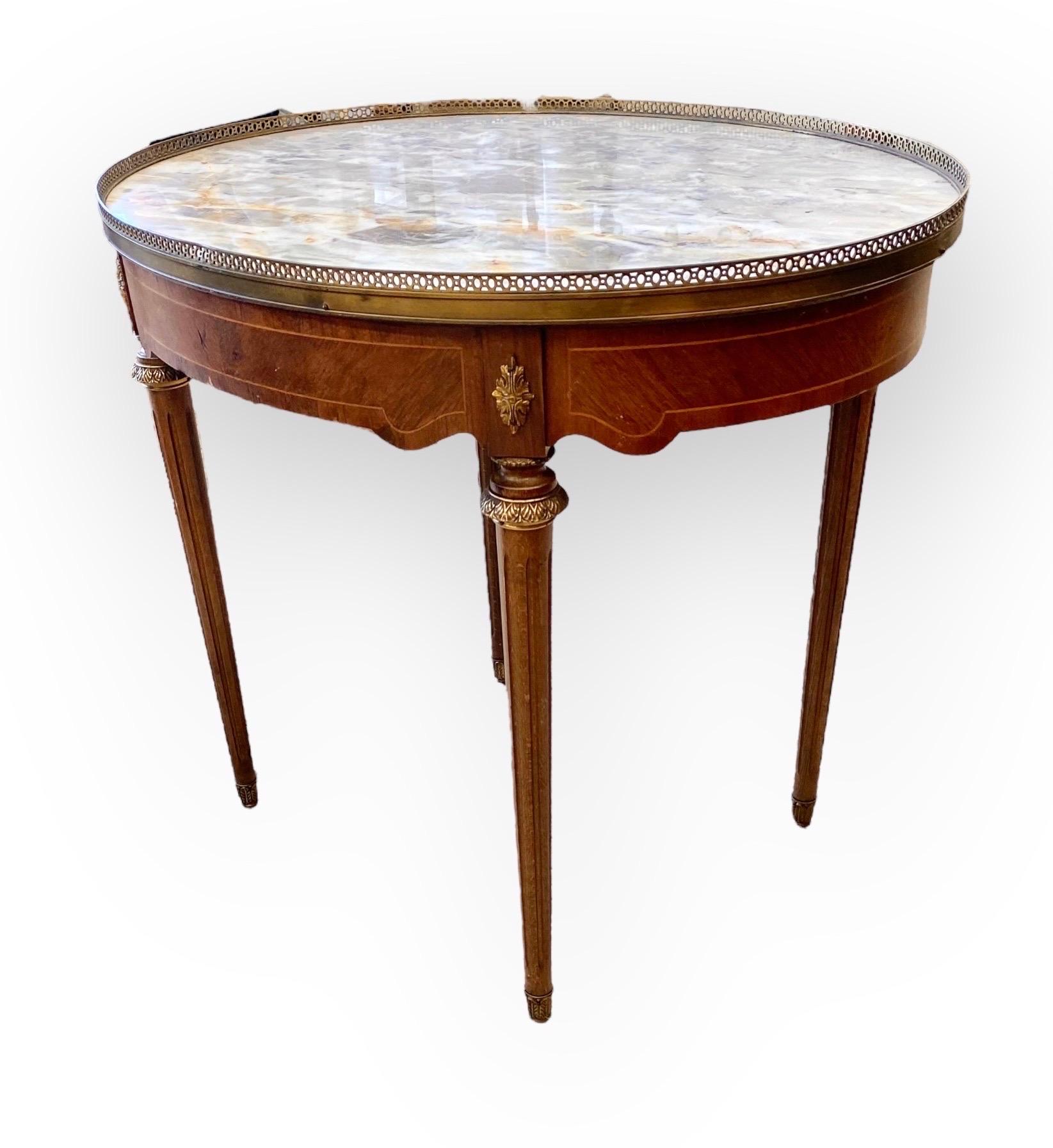Französischer Bouillote-Tisch im Louis-XVI-Stil mit Intarsien aus geschnitztem Nussbaum und Marmorplatte, 20.  im Angebot 1