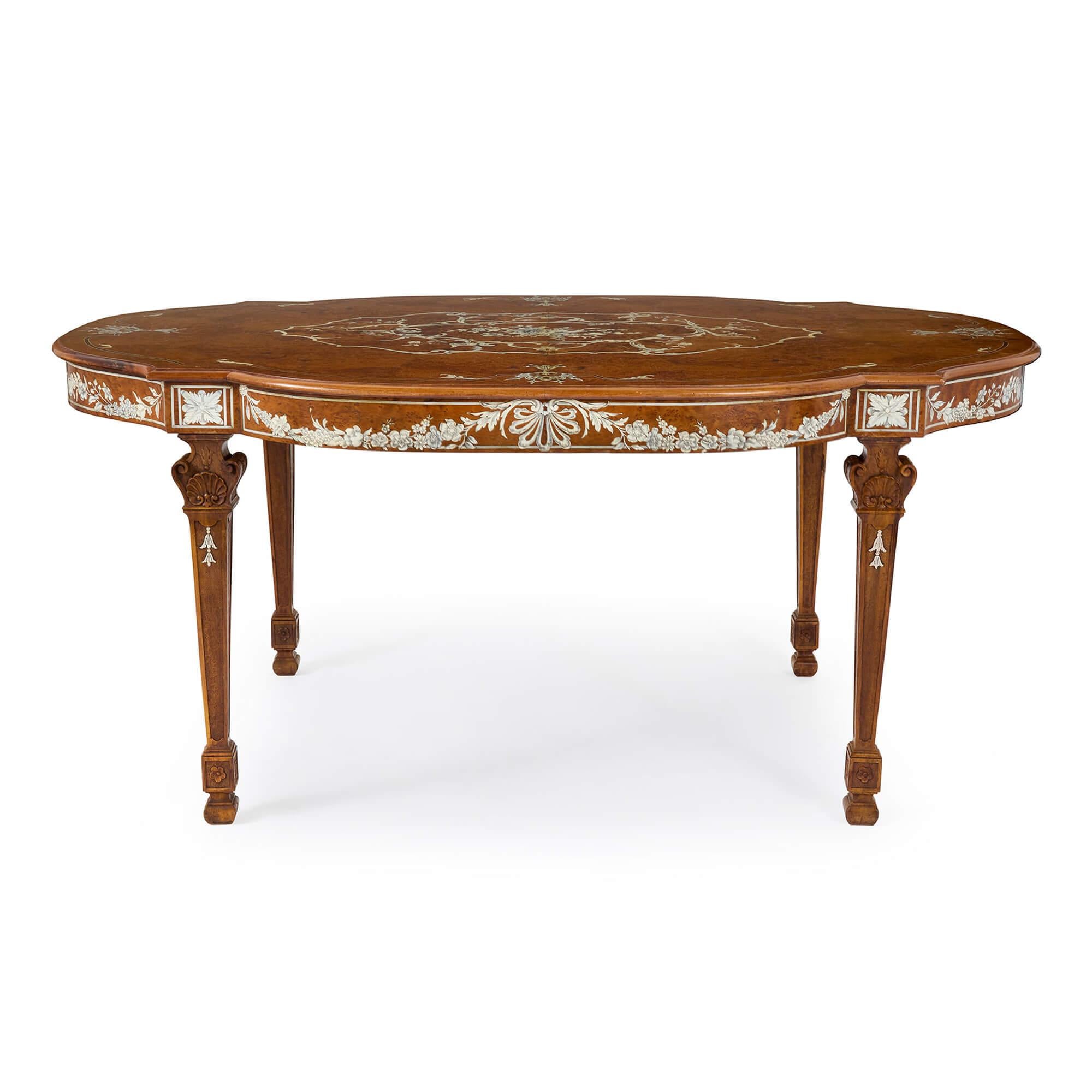 Centre de table ancien en bois de bouleau incrusté d'ivoire de style Louis XVI
Français, milieu du 19e siècle
Hauteur 81 cm, largeur 174 cm, profondeur 116 cm

Exemple exceptionnel de l'artisanat français du XIXe siècle, cette table centrale