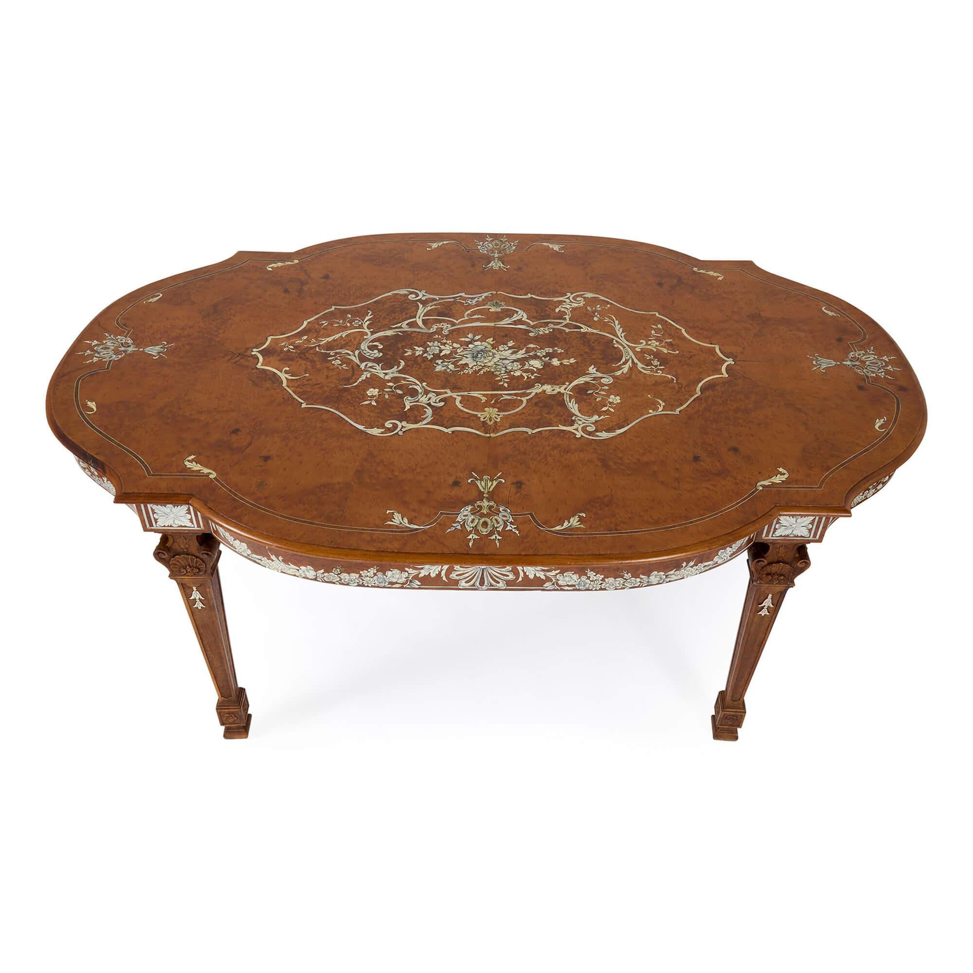 Français Table centrale française de style Louis XVI en bois de bouleau incrusté ivoire en vente