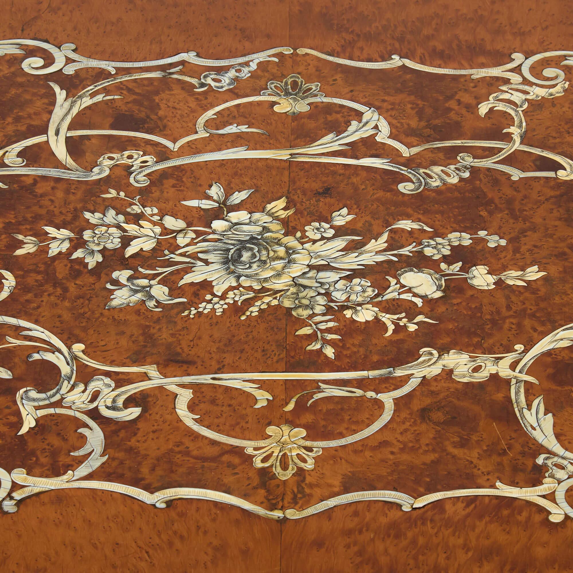 Sculpté à la main Table centrale française de style Louis XVI en bois de bouleau incrusté ivoire en vente