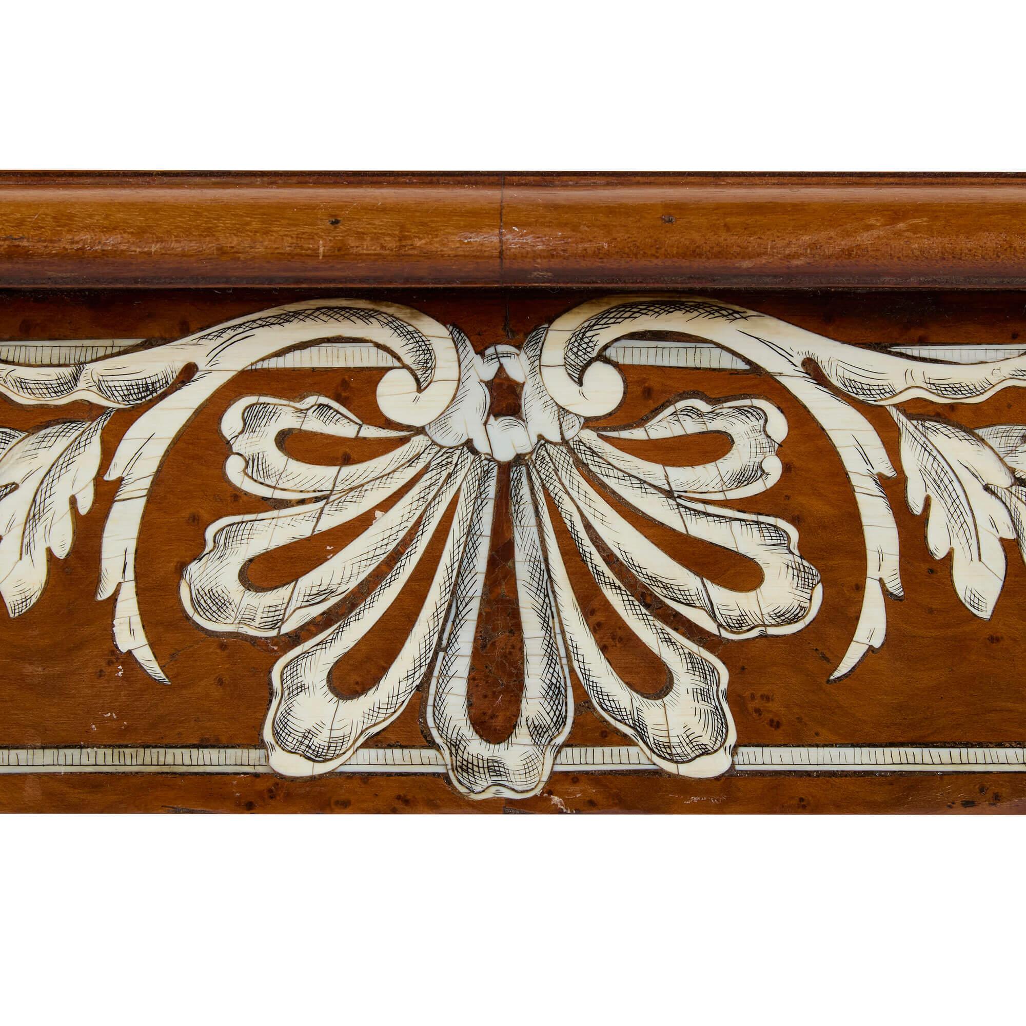 XIXe siècle Table centrale française de style Louis XVI en bois de bouleau incrusté ivoire en vente