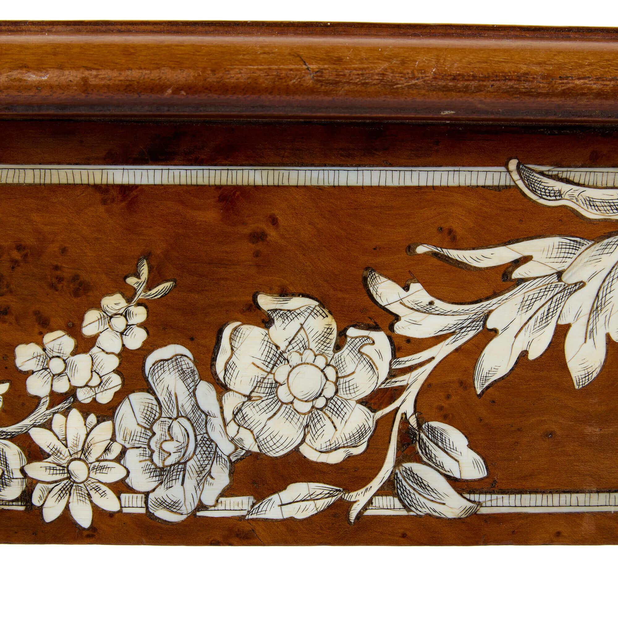 Ivoire Table centrale française de style Louis XVI en bois de bouleau incrusté ivoire en vente