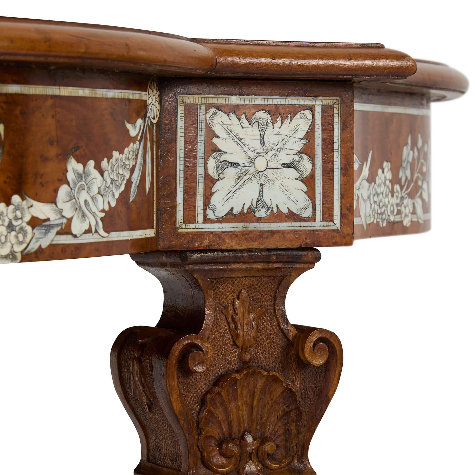 Table centrale française de style Louis XVI en bois de bouleau incrusté ivoire en vente 1