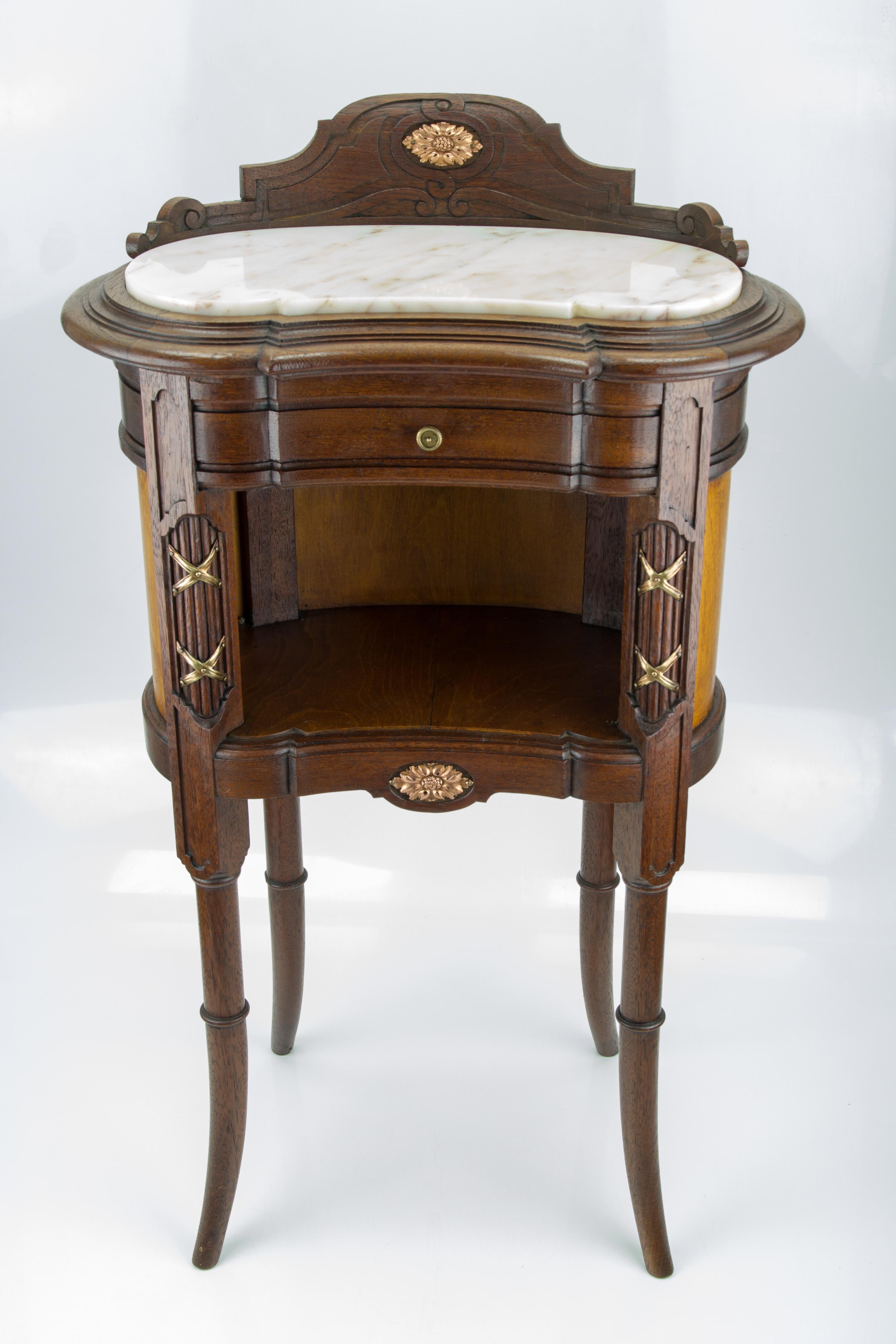 Französischer Nachttisch im Louis-XVI-Stil in Nierenform mit Marmorplatte und Messingbeschlägen im Angebot 6