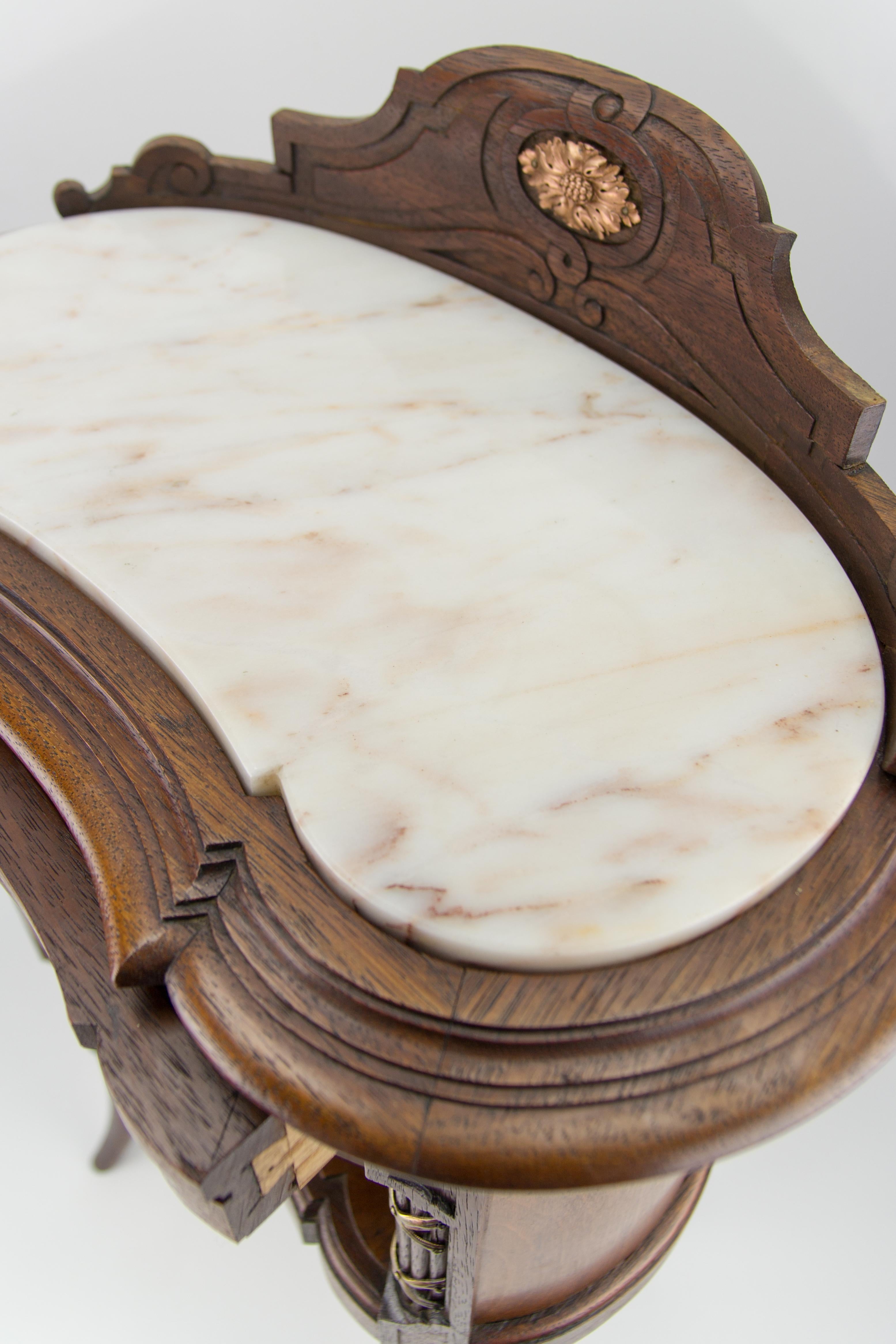 Französischer Nachttisch im Louis-XVI-Stil in Nierenform mit Marmorplatte und Messingbeschlägen im Angebot 13