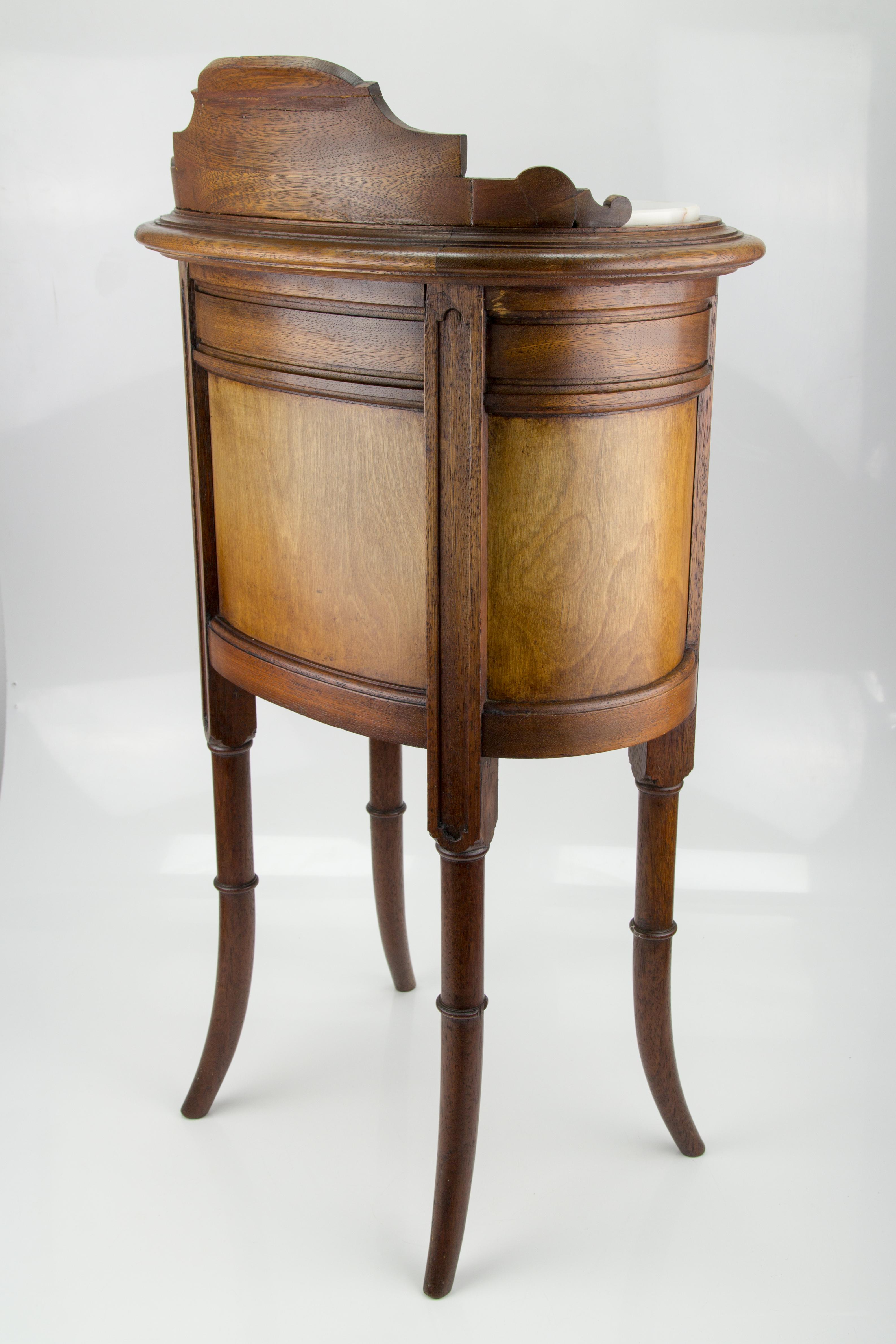 French Louis XVI Style Kidney Shaped Nightstand with Marble Top and Brass Mounts For Sale 1