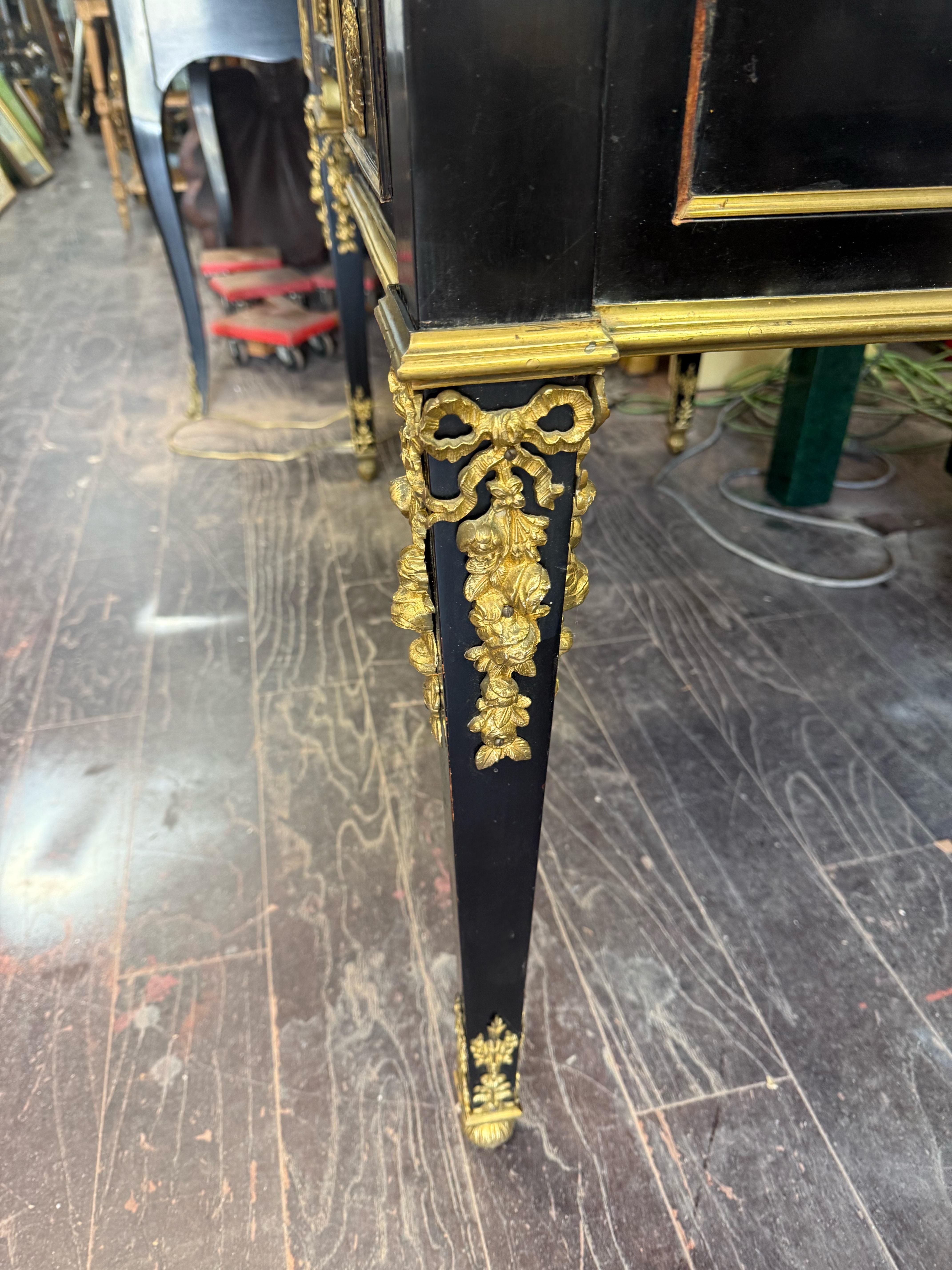 Französischer Louis XVI-Stil Lack, vergoldete Bronze und Lederplatte Schreibtisch/Schreibtisch im Angebot 4