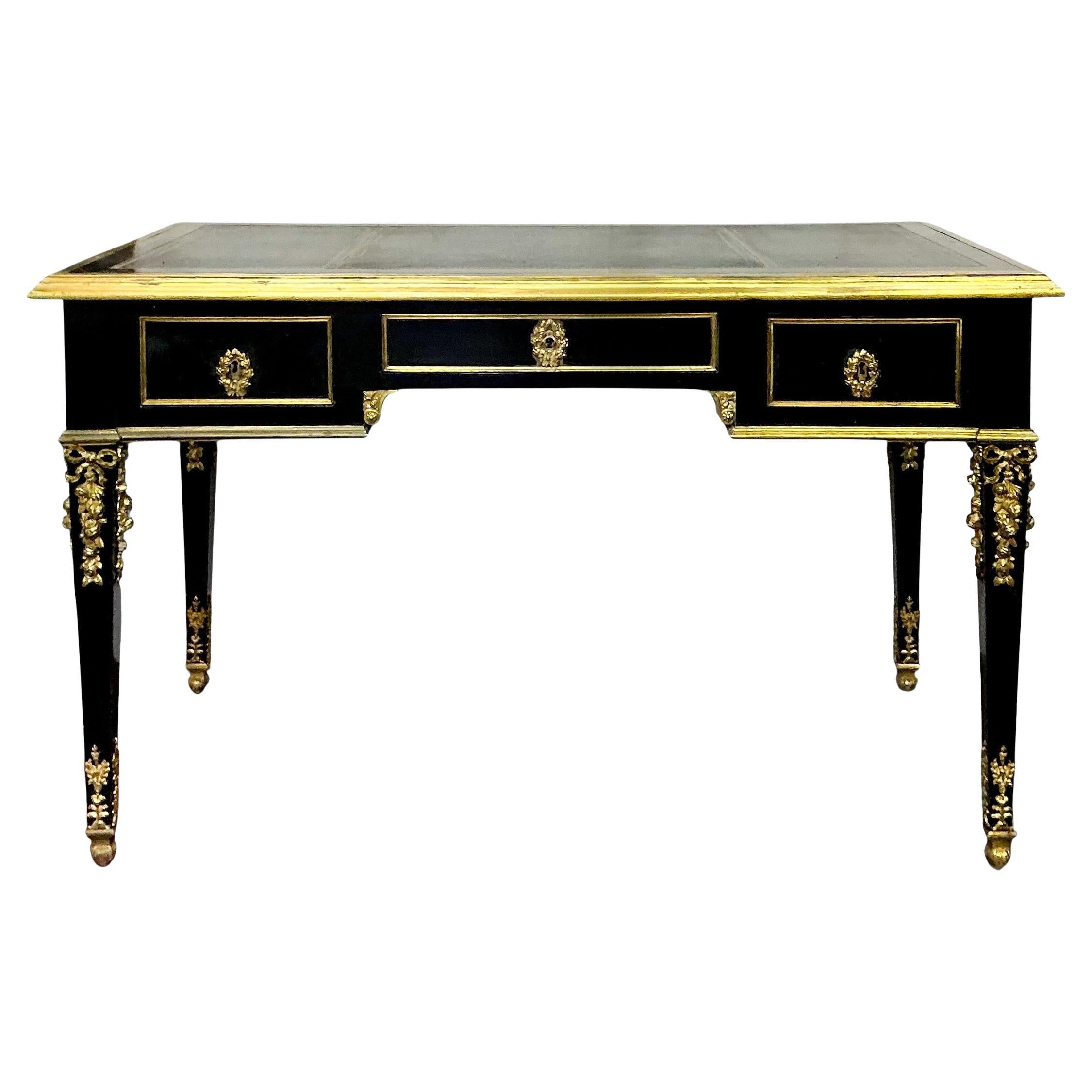 Dies ist ein schöner französischer Schreibtisch im Louis XVI-Stil mit schwarzer Lackierung. Es hat schwere vergoldete Bronze Ormolu in der gesamten Stück zusammen mit einem zuckerhaltigen schwarzen Leder oben. Es gibt drei schwalbenschwanzförmige