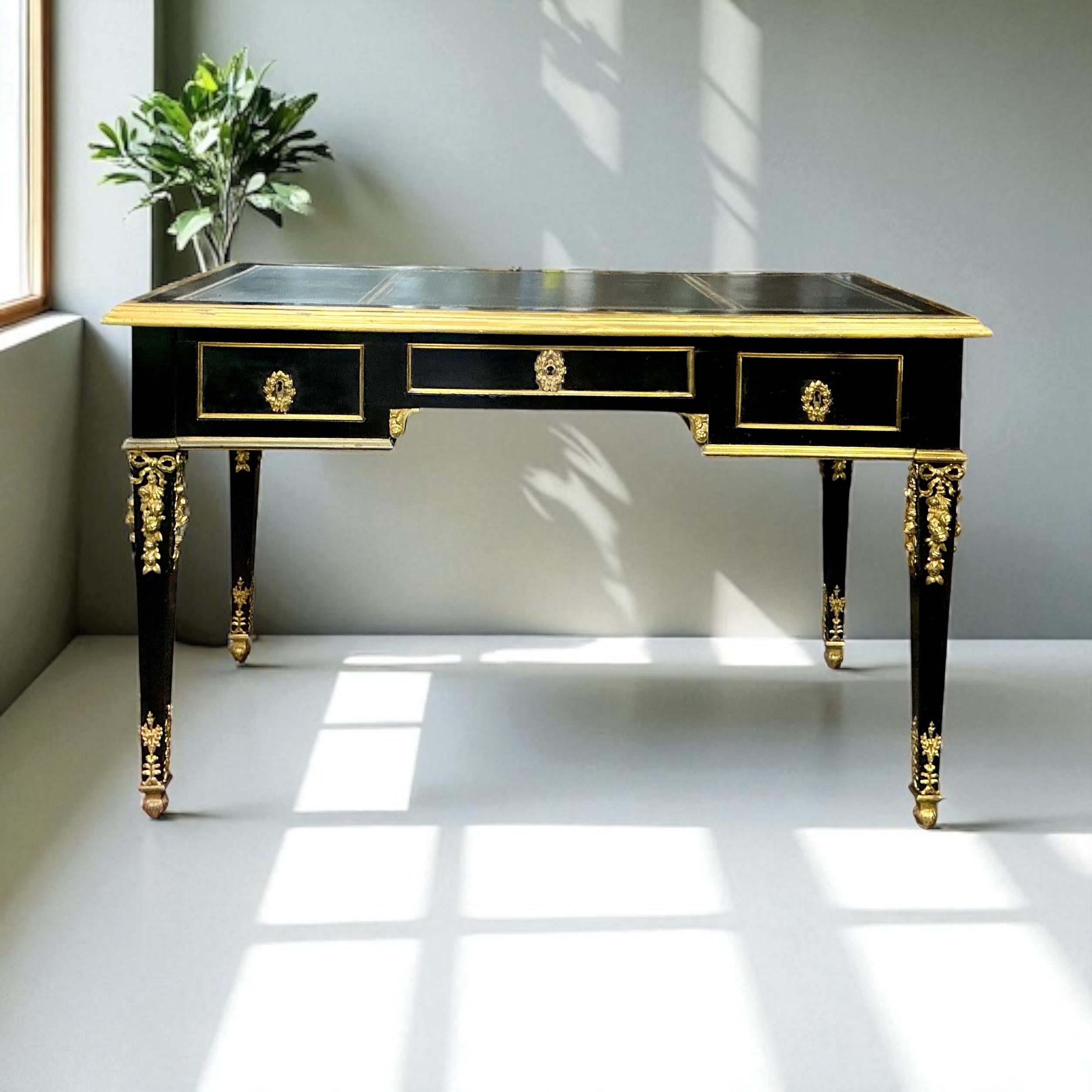 Französischer Louis XVI-Stil Lack, vergoldete Bronze und Lederplatte Schreibtisch/Schreibtisch (Louis XVI.) im Angebot