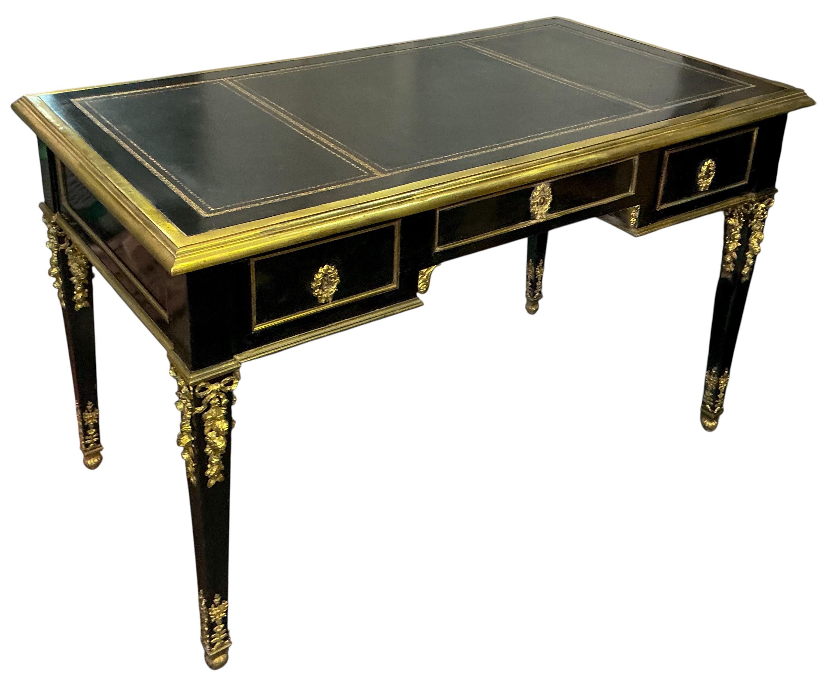 Französischer Louis XVI-Stil Lack, vergoldete Bronze und Lederplatte Schreibtisch/Schreibtisch im Zustand „Gut“ im Angebot in Kennesaw, GA
