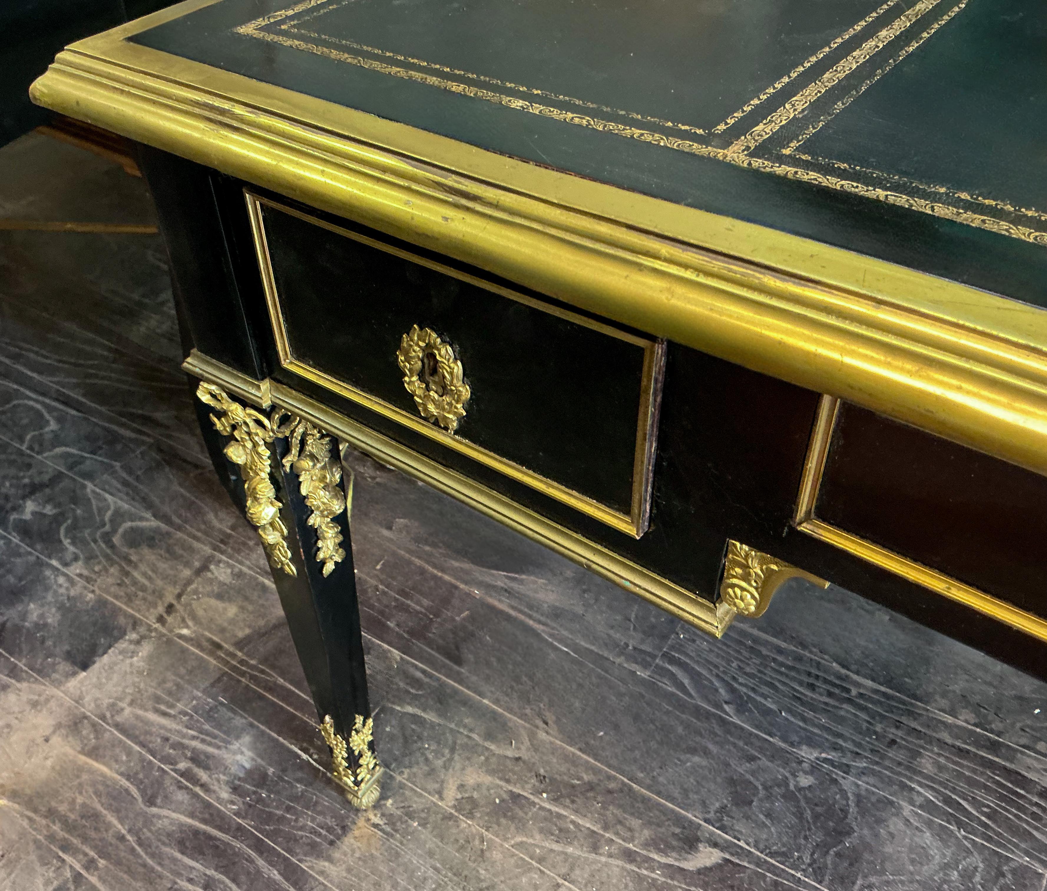Französischer Louis XVI-Stil Lack, vergoldete Bronze und Lederplatte Schreibtisch/Schreibtisch (20. Jahrhundert) im Angebot