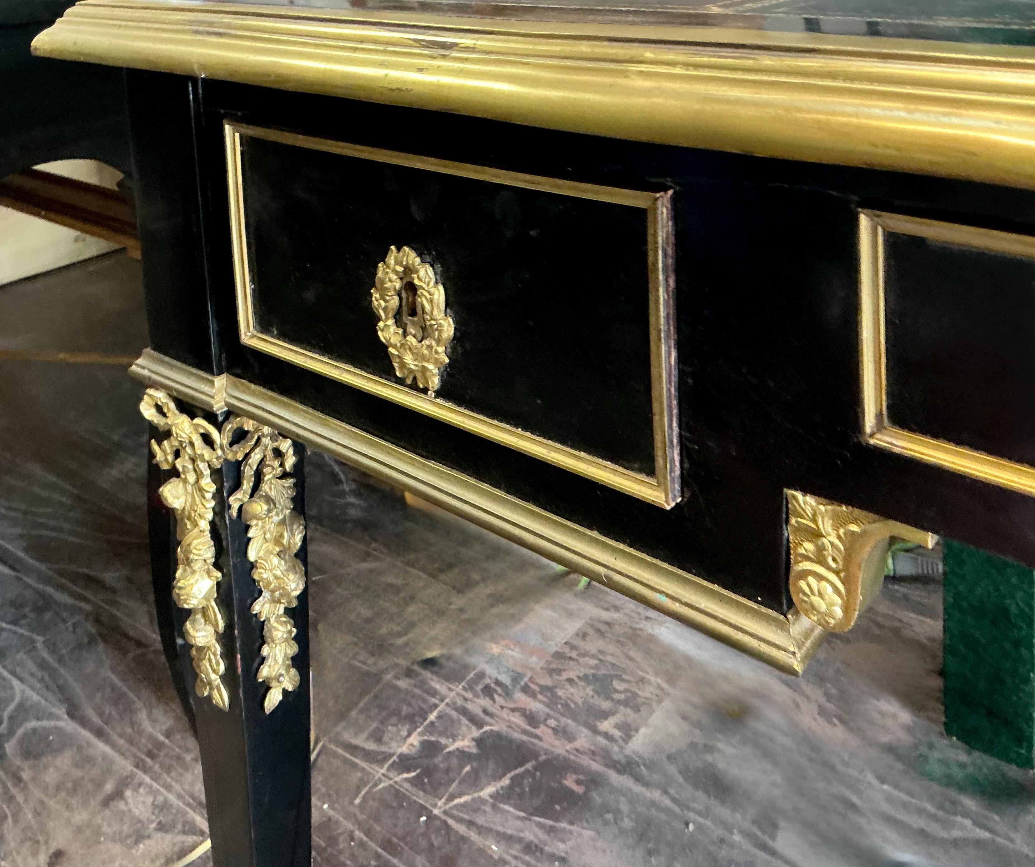 Französischer Louis XVI-Stil Lack, vergoldete Bronze und Lederplatte Schreibtisch/Schreibtisch (Holz) im Angebot