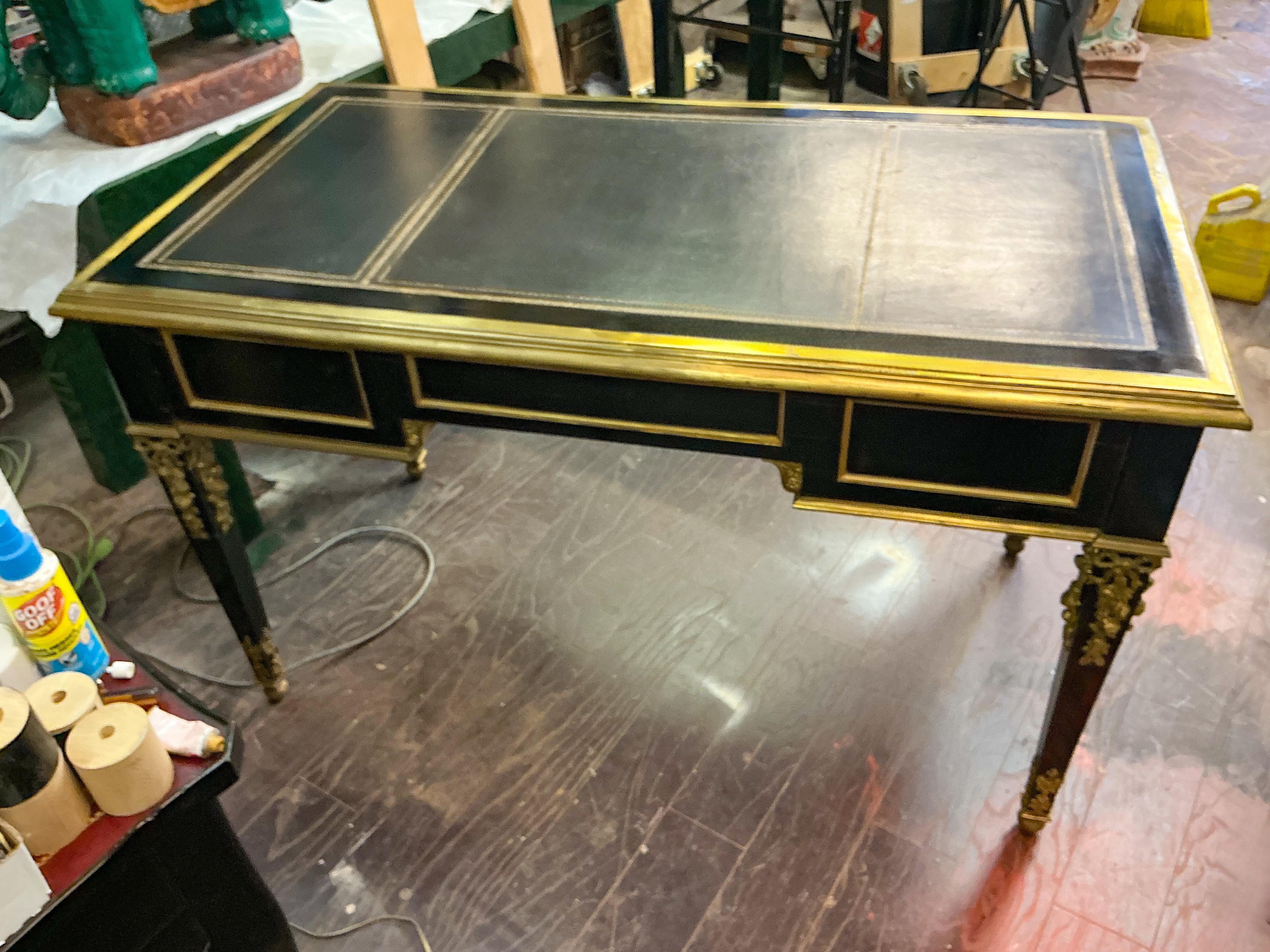 Französischer Louis XVI-Stil Lack, vergoldete Bronze und Lederplatte Schreibtisch/Schreibtisch im Angebot 1