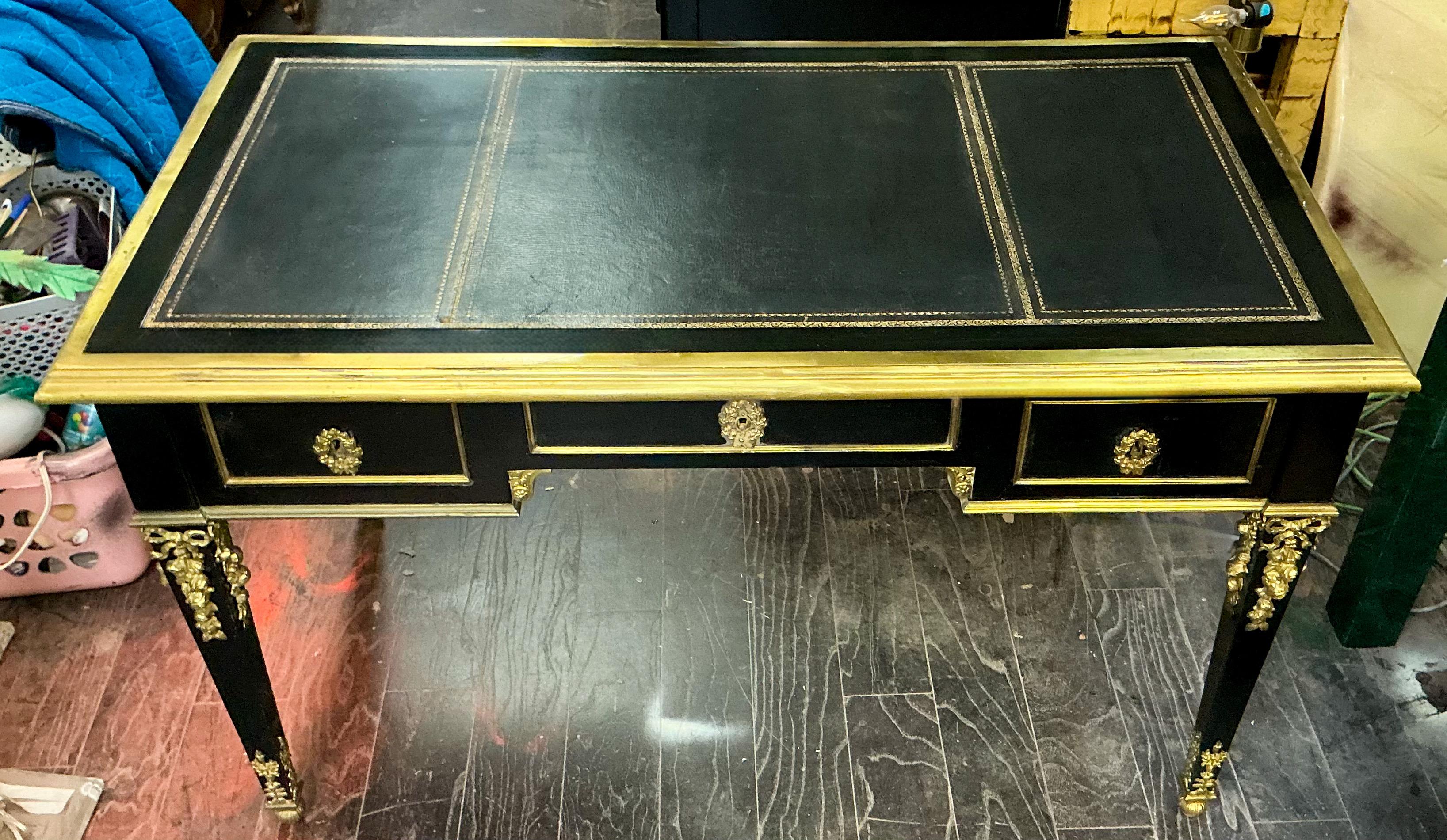 Französischer Louis XVI-Stil Lack, vergoldete Bronze und Lederplatte Schreibtisch/Schreibtisch im Angebot 3