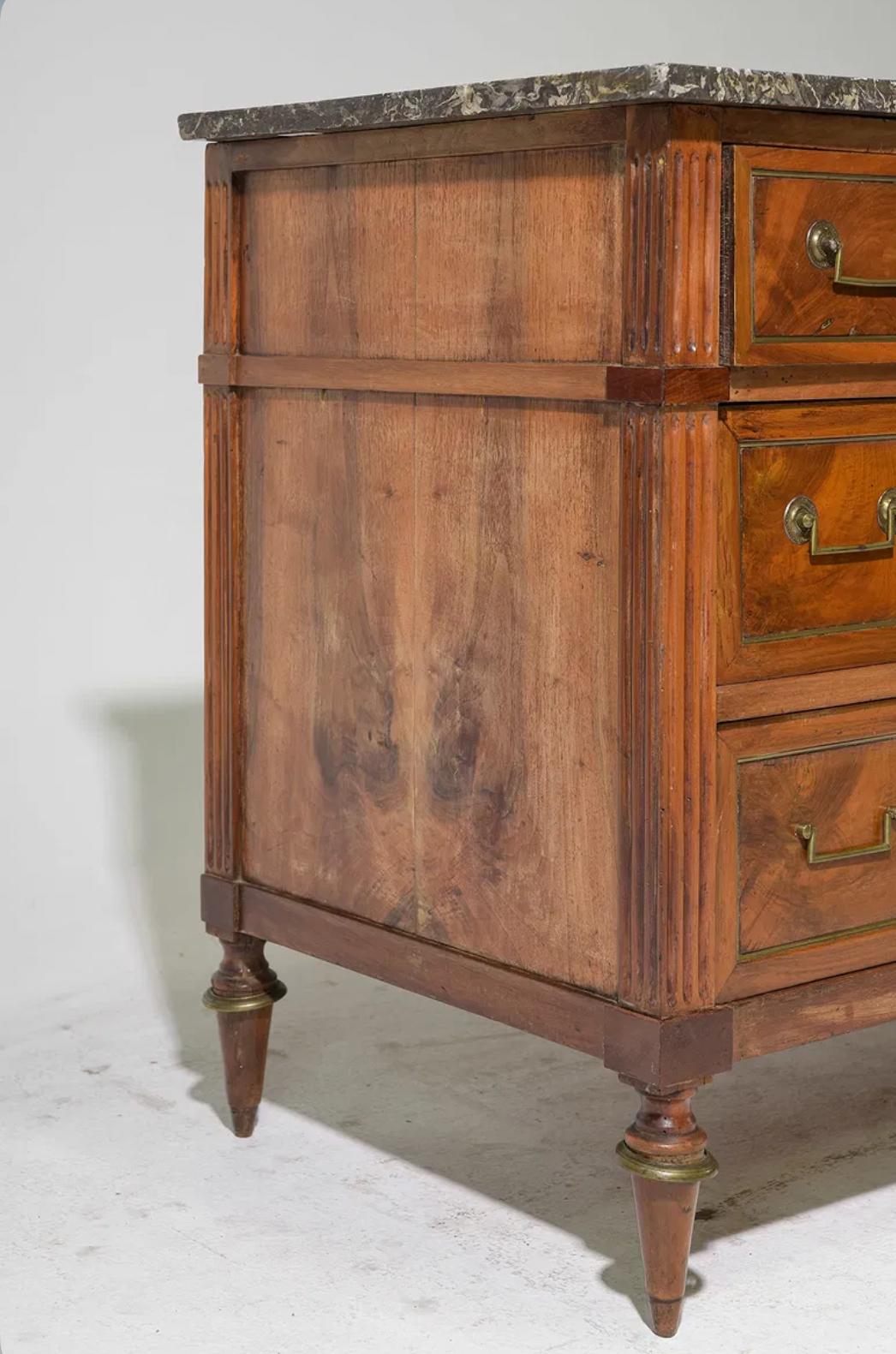 Arcón francés de nogal con tapa de mármol estilo Luis XVI en Bueno estado para la venta en Pineville, NC