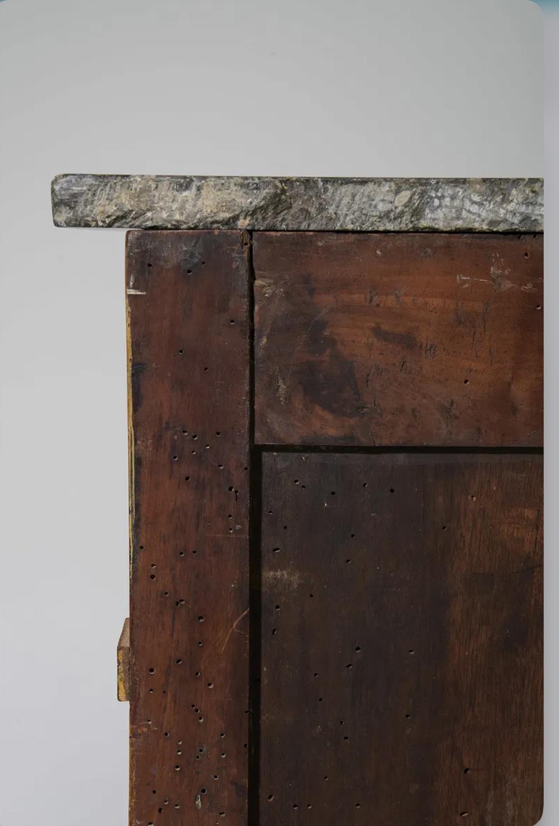 Arcón francés de nogal con tapa de mármol estilo Luis XVI en venta 1