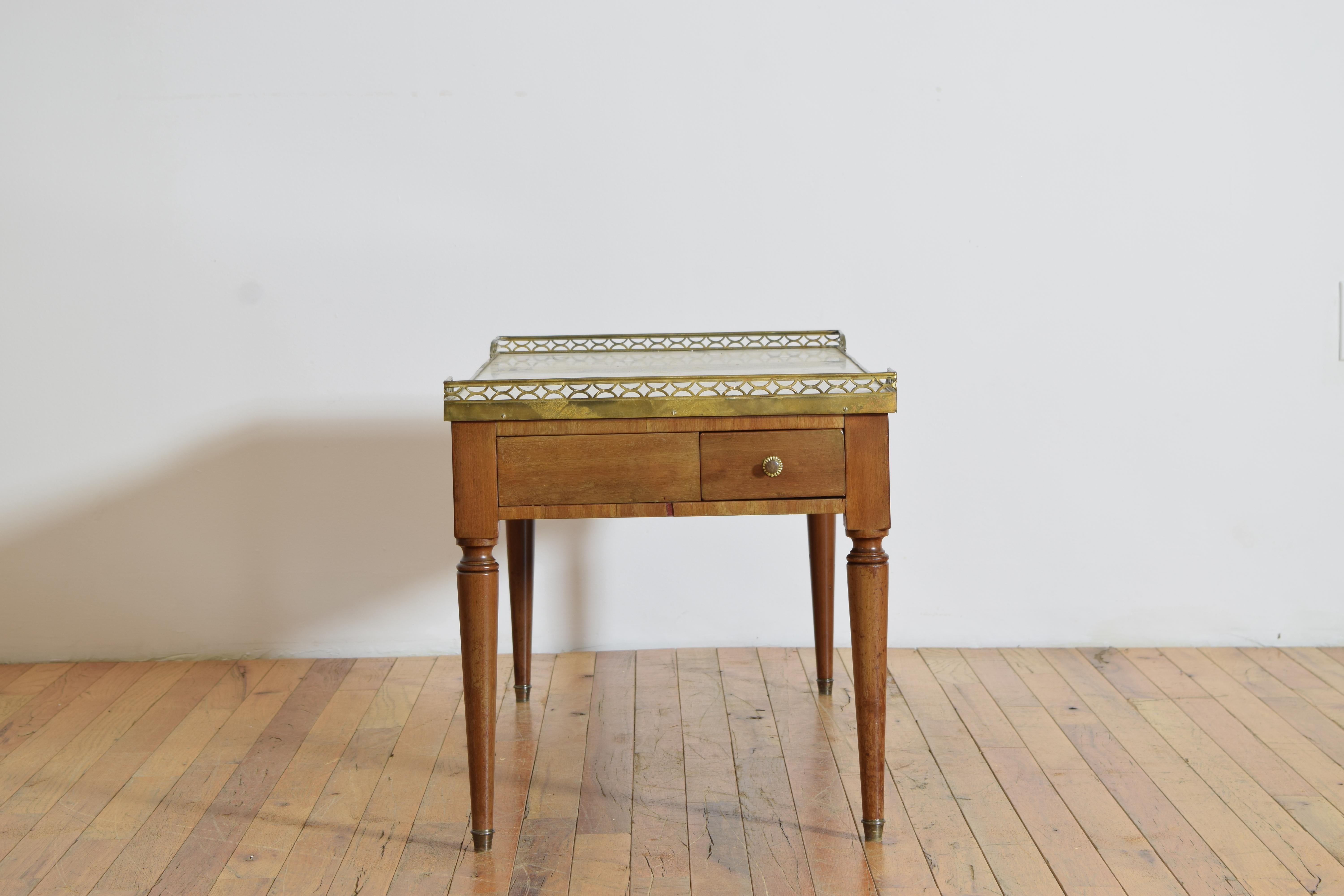 Table basse de style Louis XVI en noyer clair, plateau de marbre et laiton, milieu du 20e siècle Bon état - En vente à Atlanta, GA