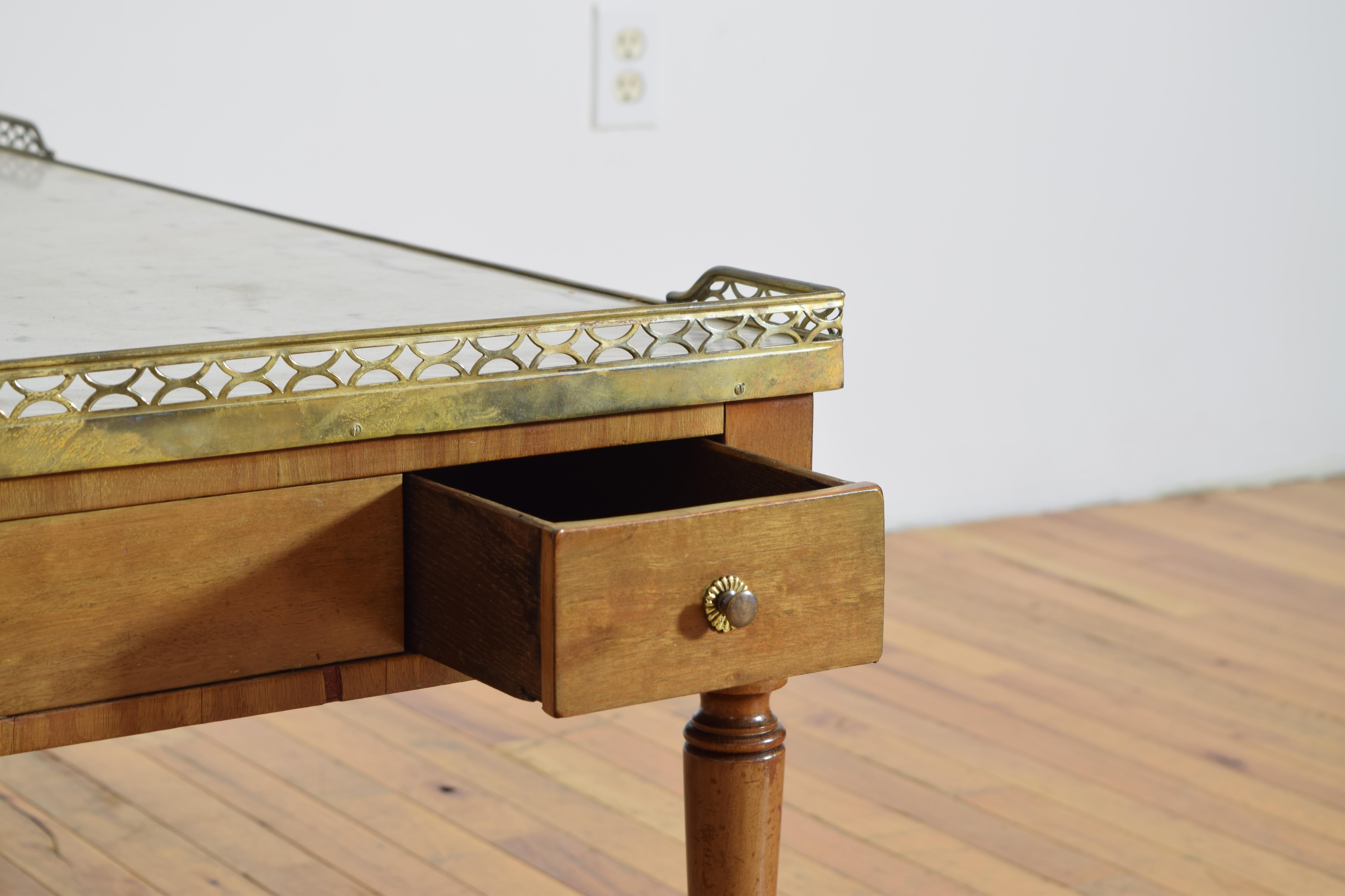 20ième siècle Table basse de style Louis XVI en noyer clair, plateau de marbre et laiton, milieu du 20e siècle en vente