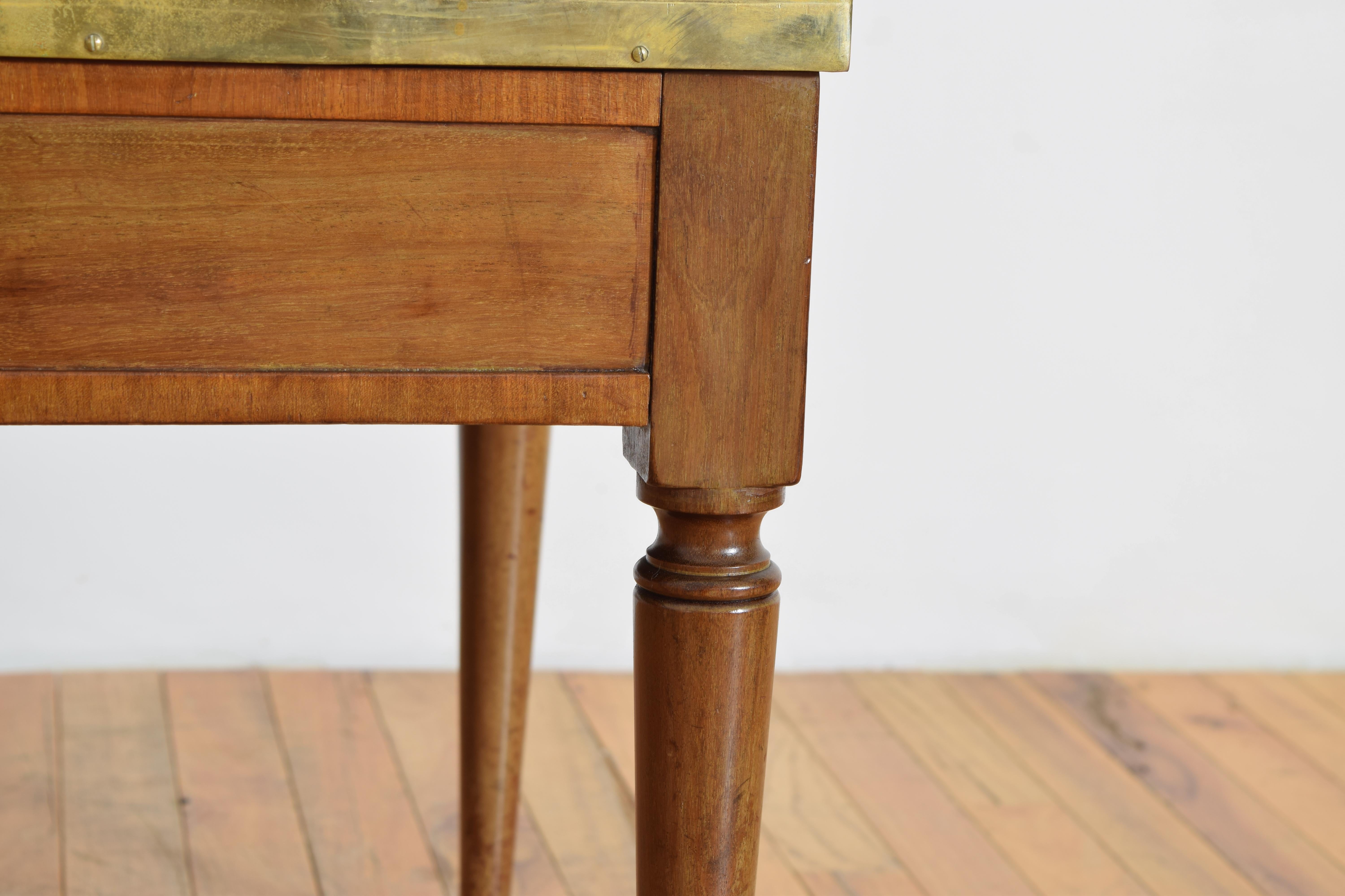 Table basse de style Louis XVI en noyer clair, plateau de marbre et laiton, milieu du 20e siècle en vente 1