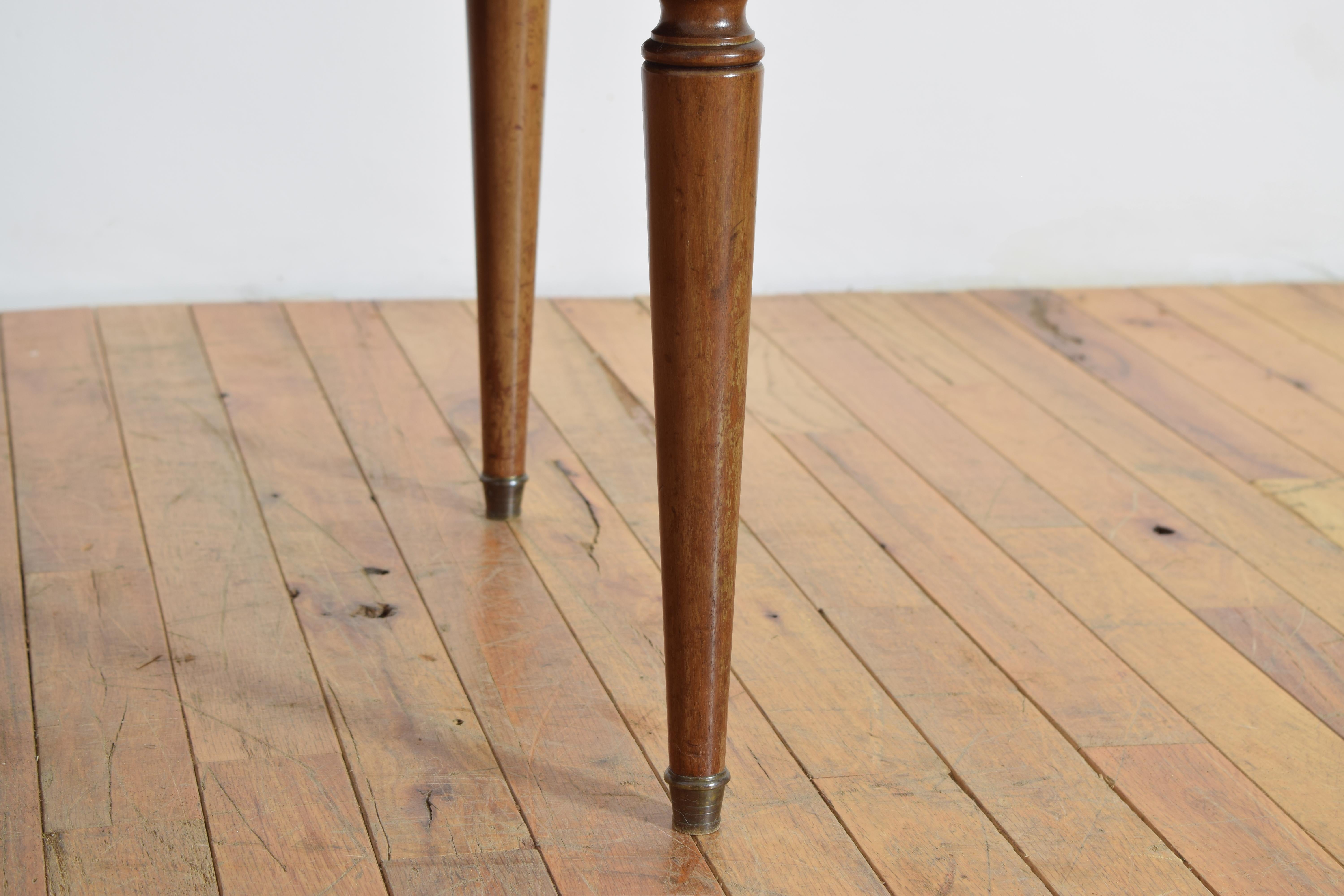 Table basse de style Louis XVI en noyer clair, plateau de marbre et laiton, milieu du 20e siècle en vente 2