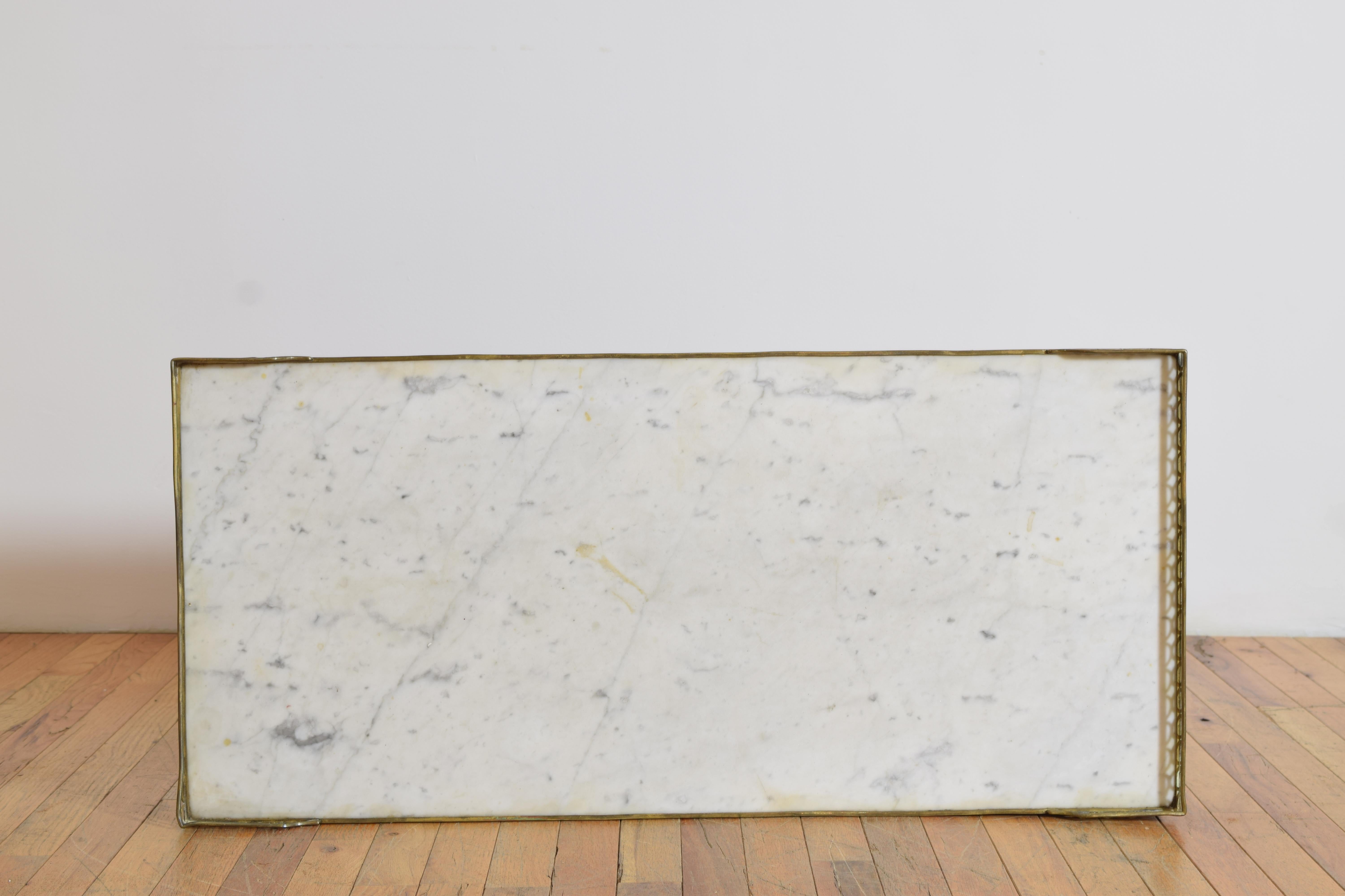 Table basse de style Louis XVI en noyer clair, plateau de marbre et laiton, milieu du 20e siècle en vente 3