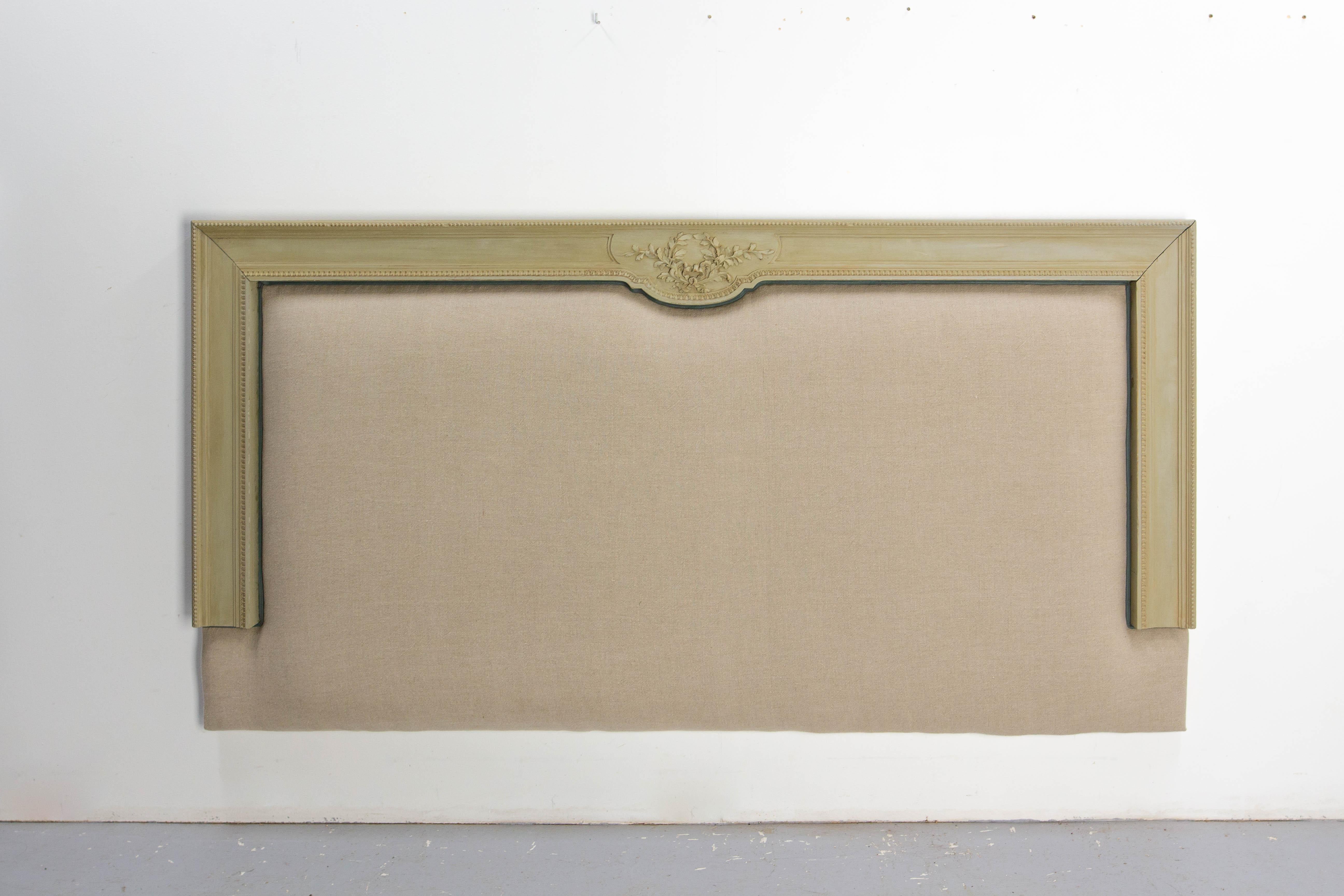 Tête de lit en bois français de style Louis XVI.
Ce meuble a été récemment fabriqué par un ébéniste à partir d'un lit fabriqué vers 1900. La tapisserie est neuve, elle est recouverte de lin.

Cadre en bon état d'origine, sellerie et tissu