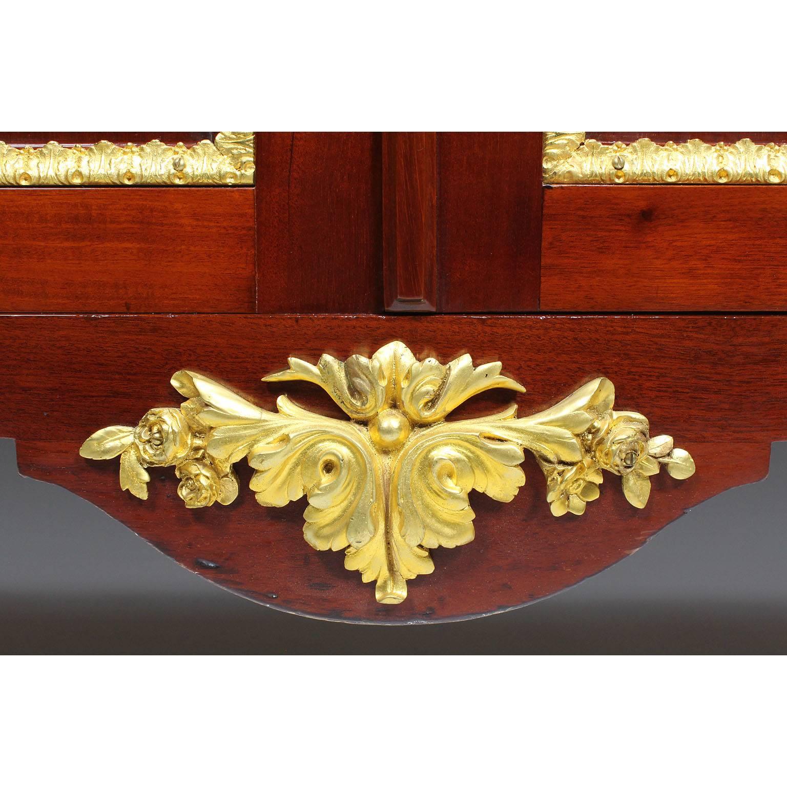 Französische Mahagoni und Gold-Bronze Servier-Kommode auf Füßen, Louis-XVI.-Stil  im Angebot 1