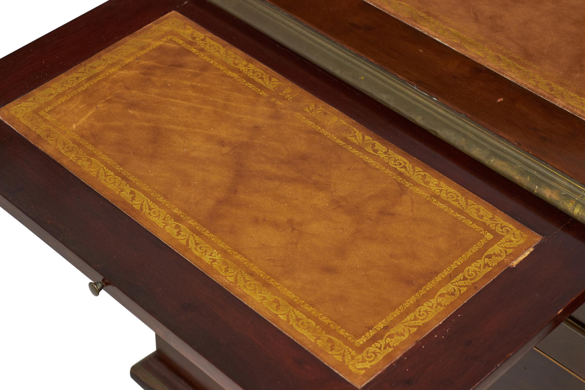 Francese  Scrivania a ginocchio in stile Luigi XVI in mogano e ottone in vendita 6