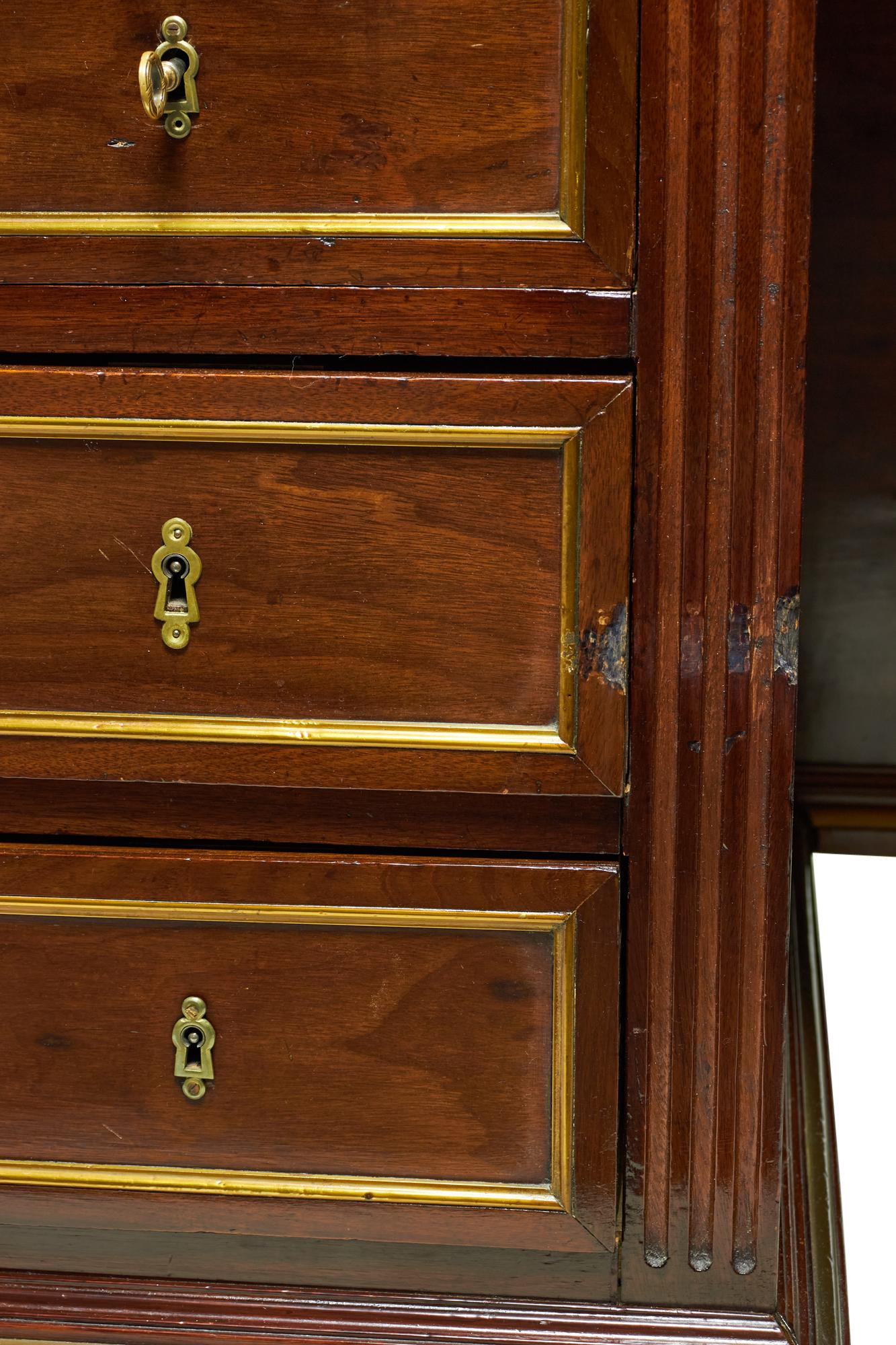 Francese  Scrivania a ginocchio in stile Luigi XVI in mogano e ottone in vendita 9