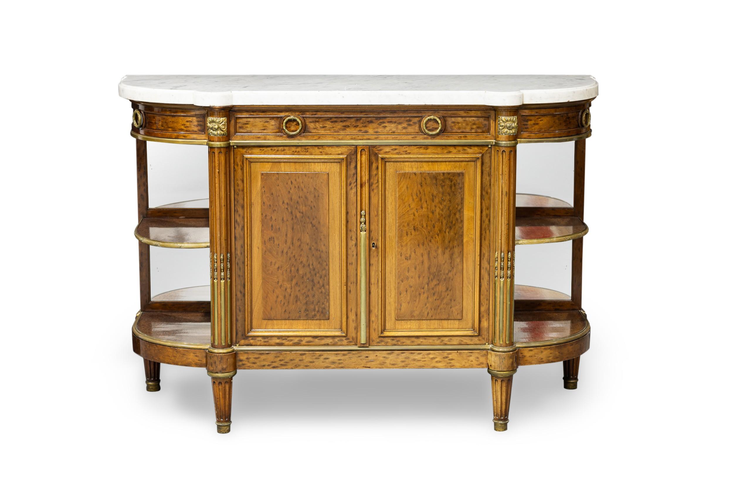 Credenza francese in stile Luigi XVI in mogano e rifinita in bronzo con ripiani laterali a specchio che centrano una coppia di porte e cassetti sotto un piano in marmo bianco

Buone condizioni, in linea con l'età e l'utilizzo.