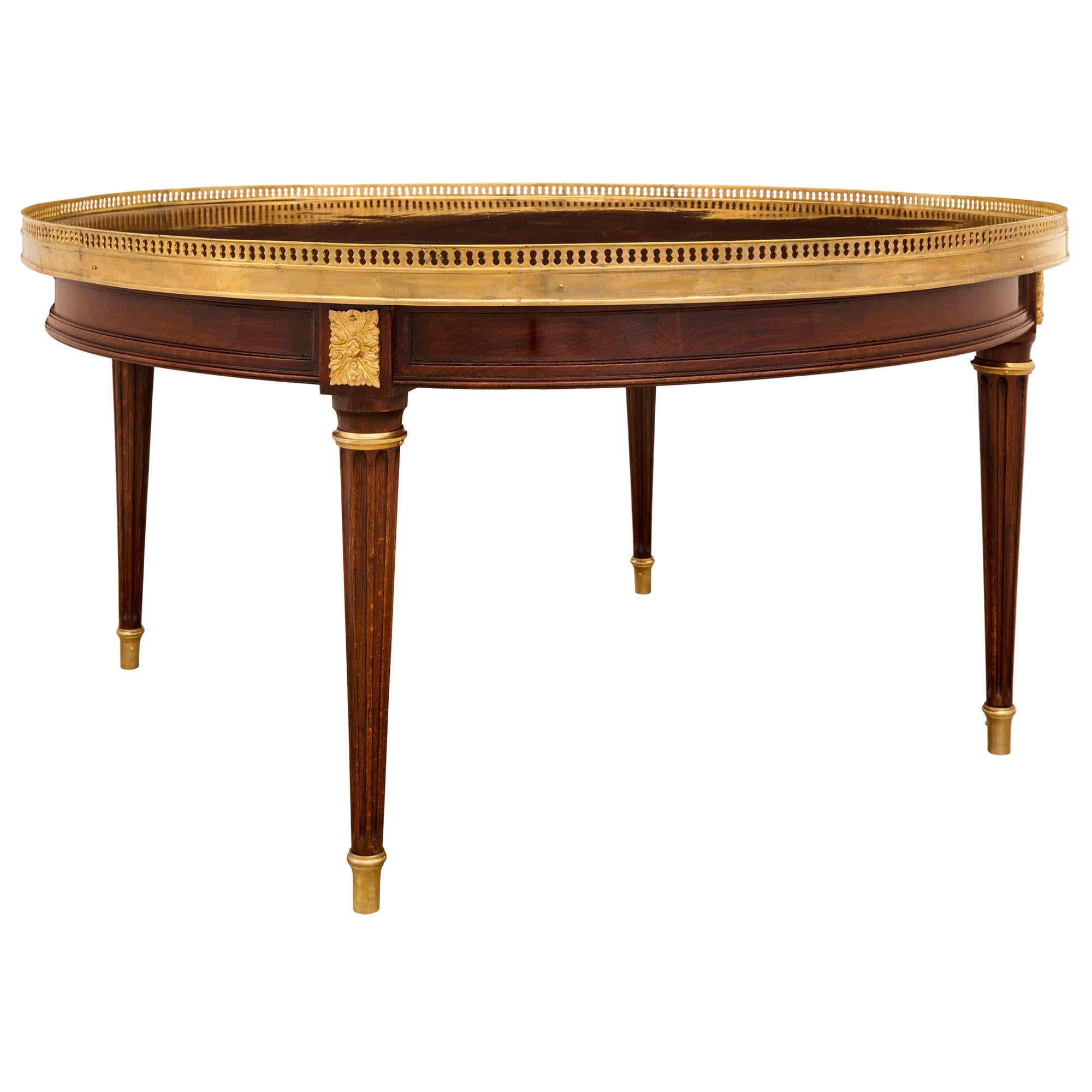 Français Table basse ou de cocktail française de style Louis XVI en acajou et ormolu en vente