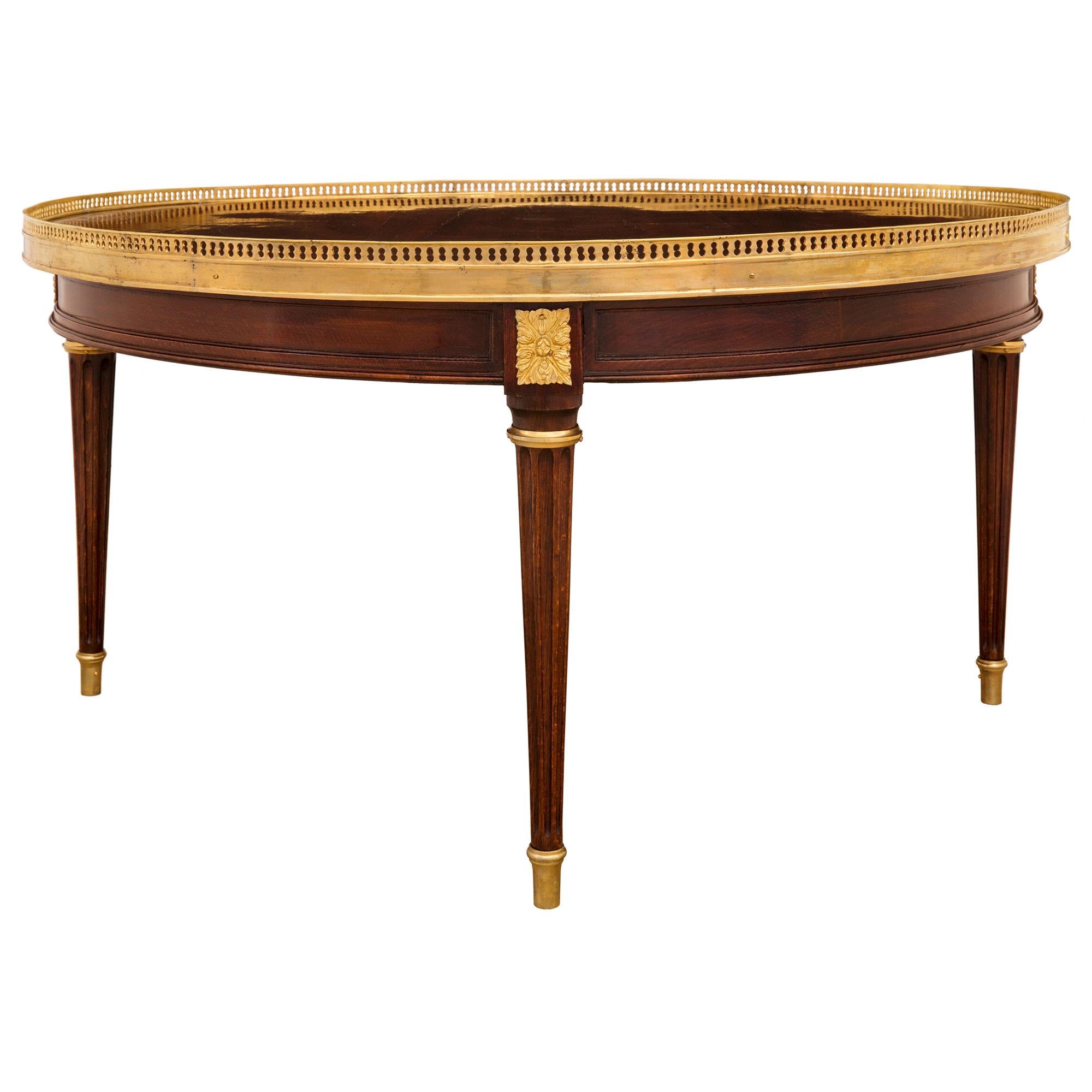 Table basse ou de cocktail française de style Louis XVI en acajou et ormolu Bon état - En vente à West Palm Beach, FL