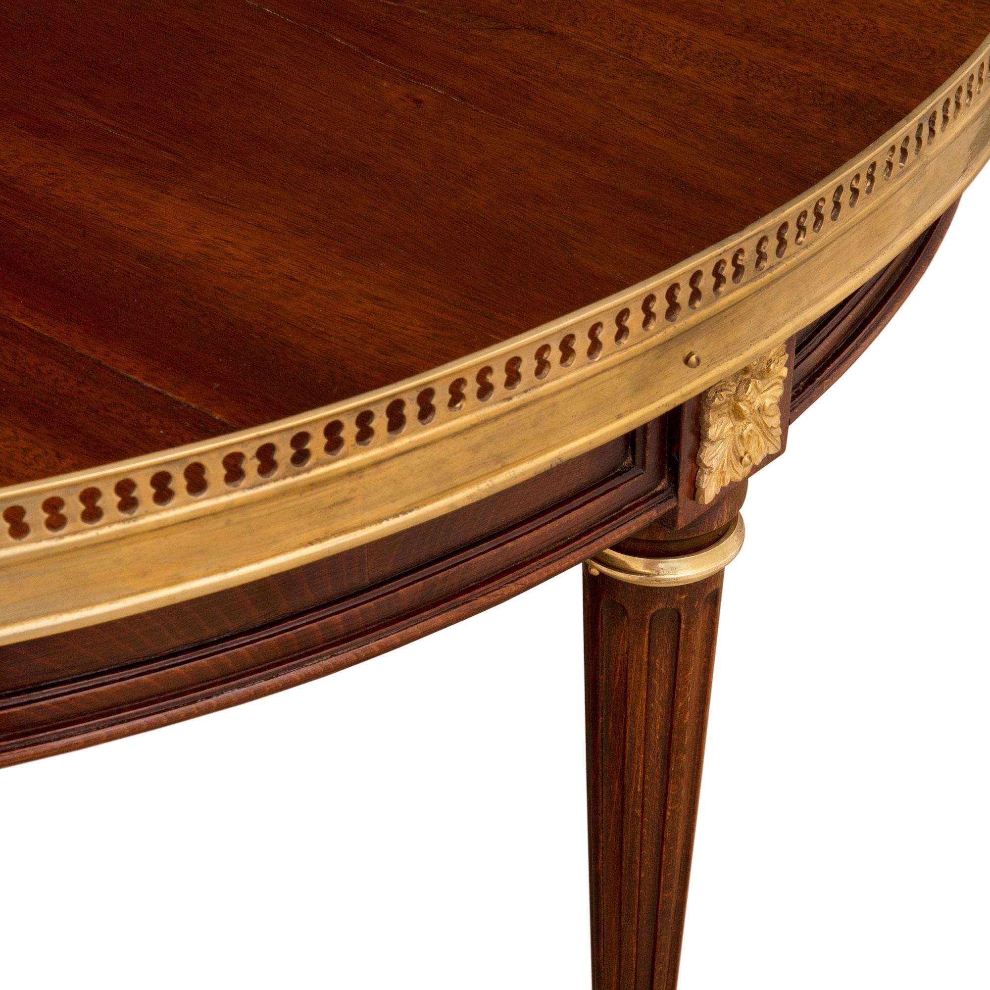 XIXe siècle Table basse ou de cocktail française de style Louis XVI en acajou et ormolu en vente
