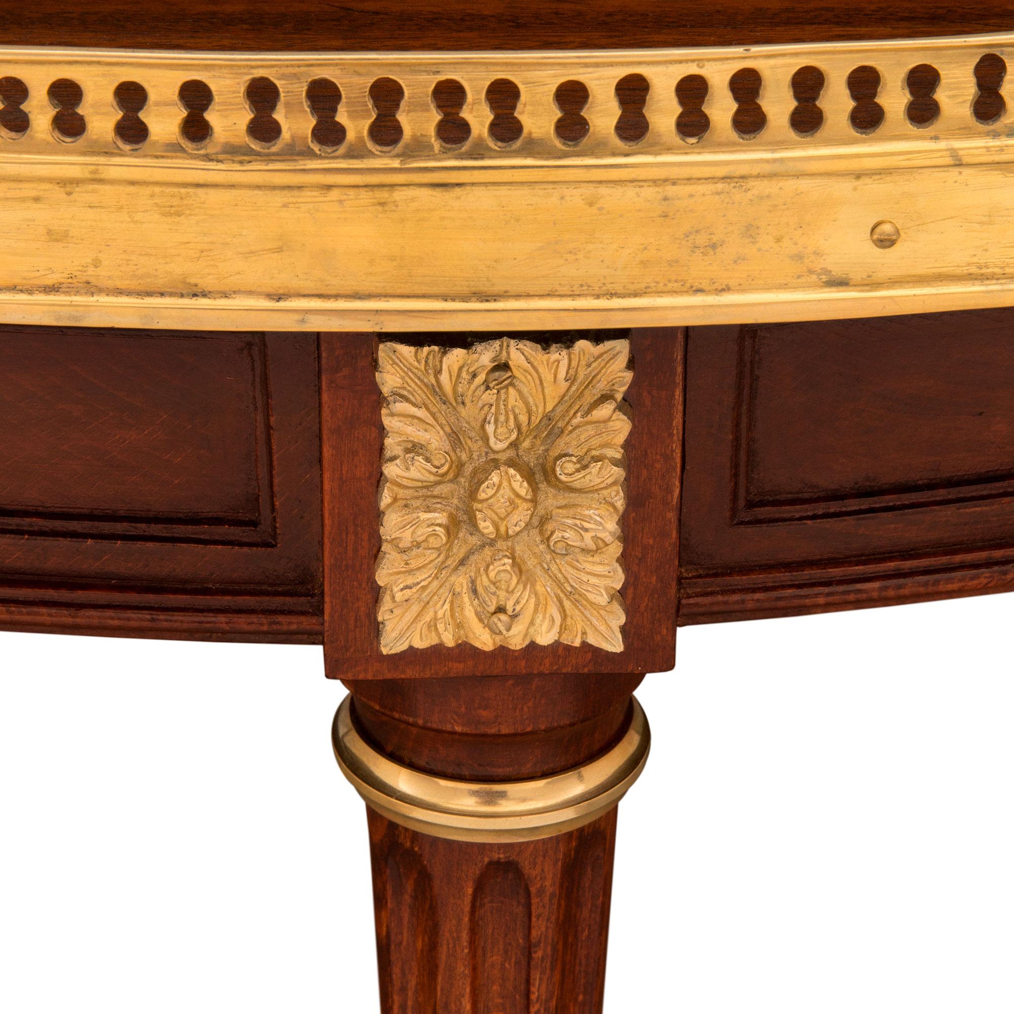 Bronze doré Table basse ou de cocktail française de style Louis XVI en acajou et ormolu en vente