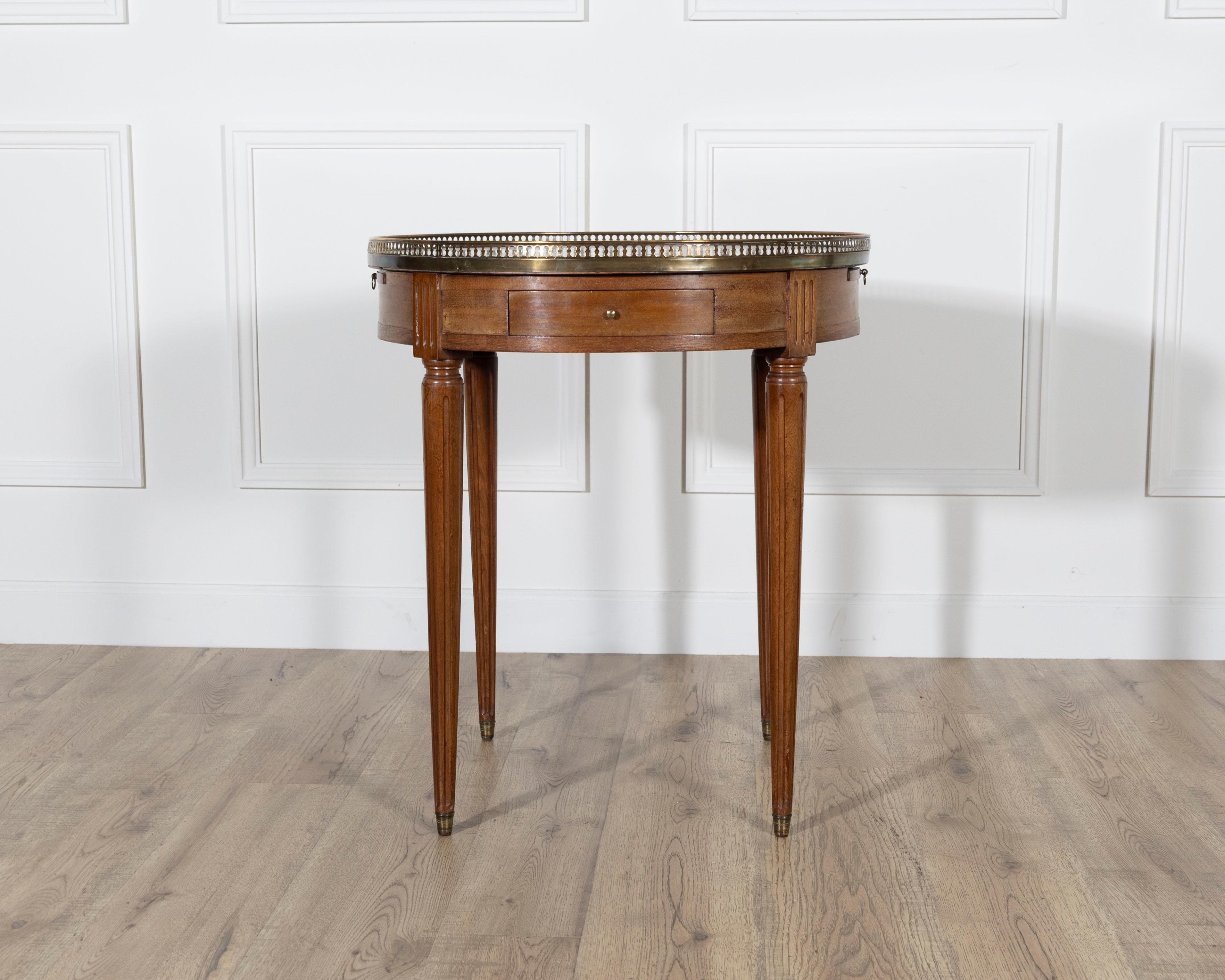 Mesa Bouillotte francesa de caoba estilo Luis XVI con tapa de mármol de Carrara Francés en venta