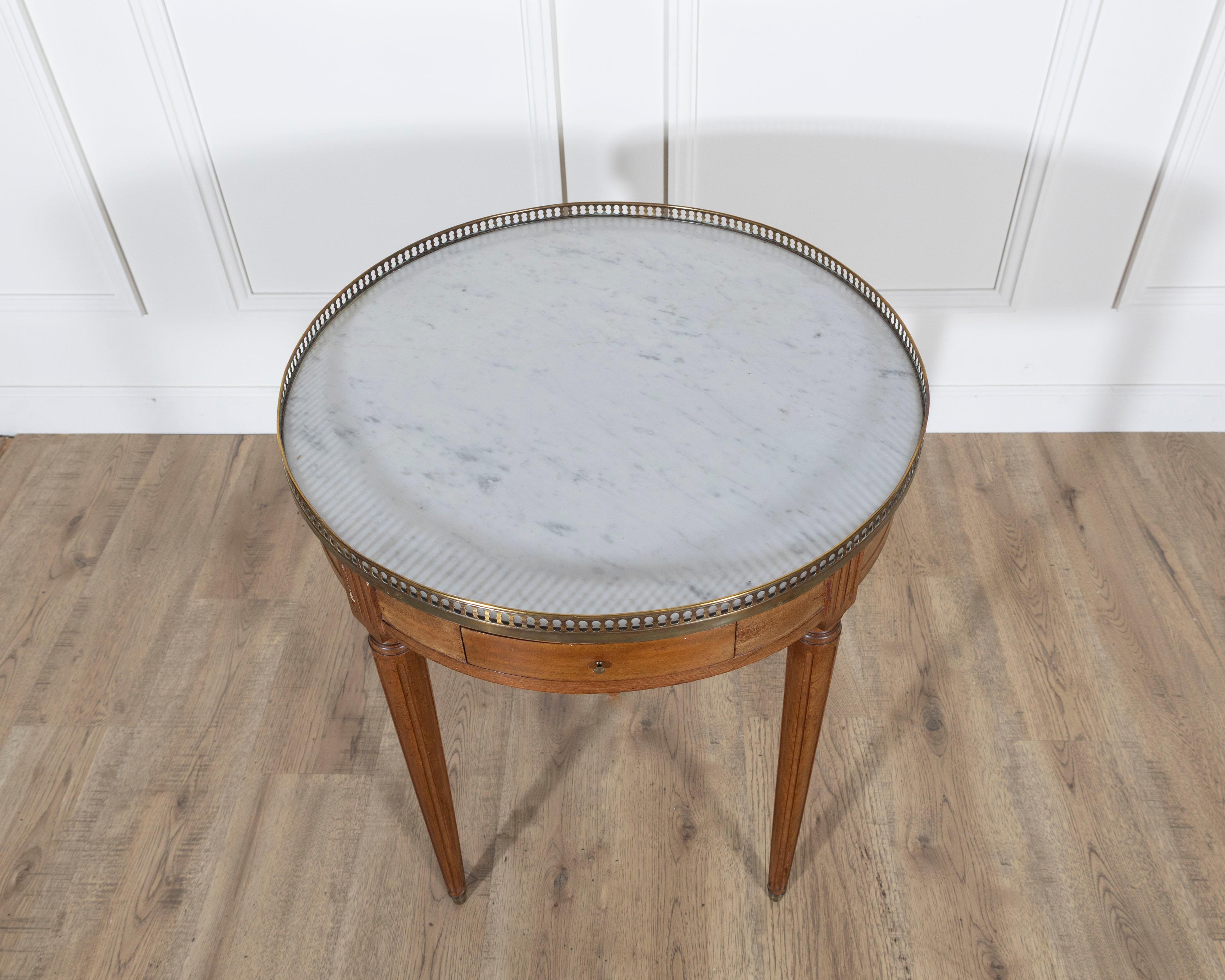 Mesa Bouillotte francesa de caoba estilo Luis XVI con tapa de mármol de Carrara Pulido en venta