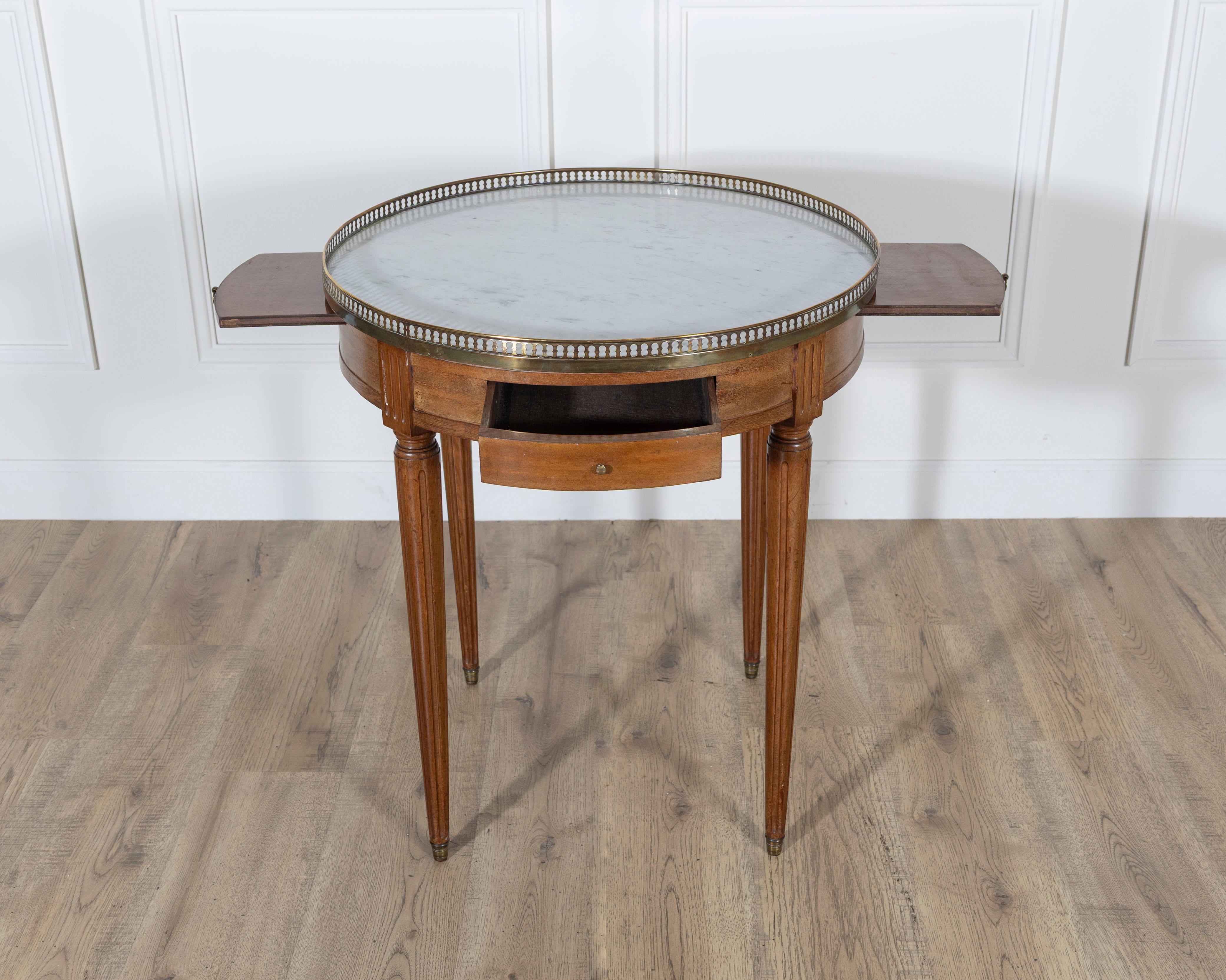 Mesa Bouillotte francesa de caoba estilo Luis XVI con tapa de mármol de Carrara en Bueno estado para la venta en Atlanta, GA