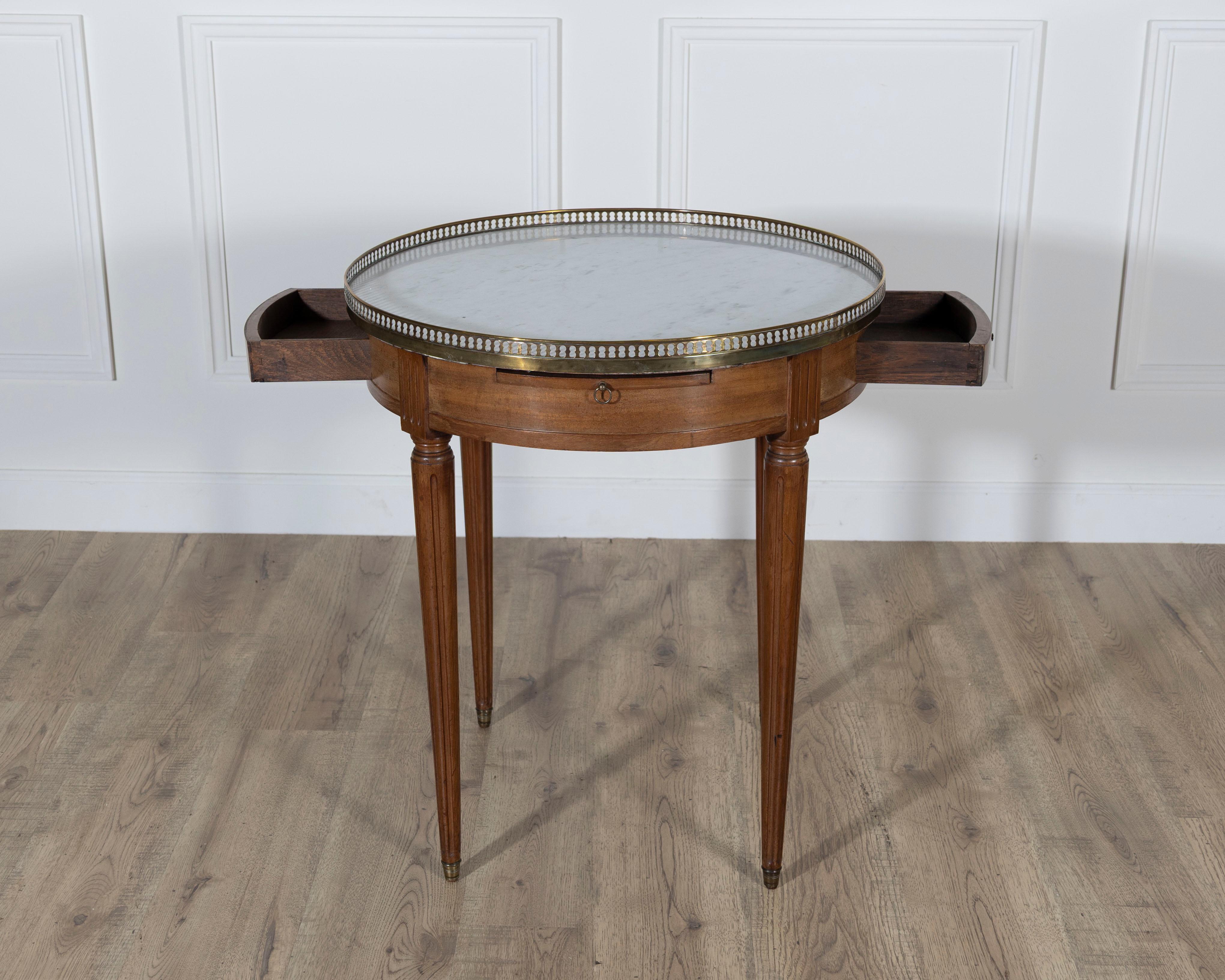 Mesa Bouillotte francesa de caoba estilo Luis XVI con tapa de mármol de Carrara siglo XIX en venta