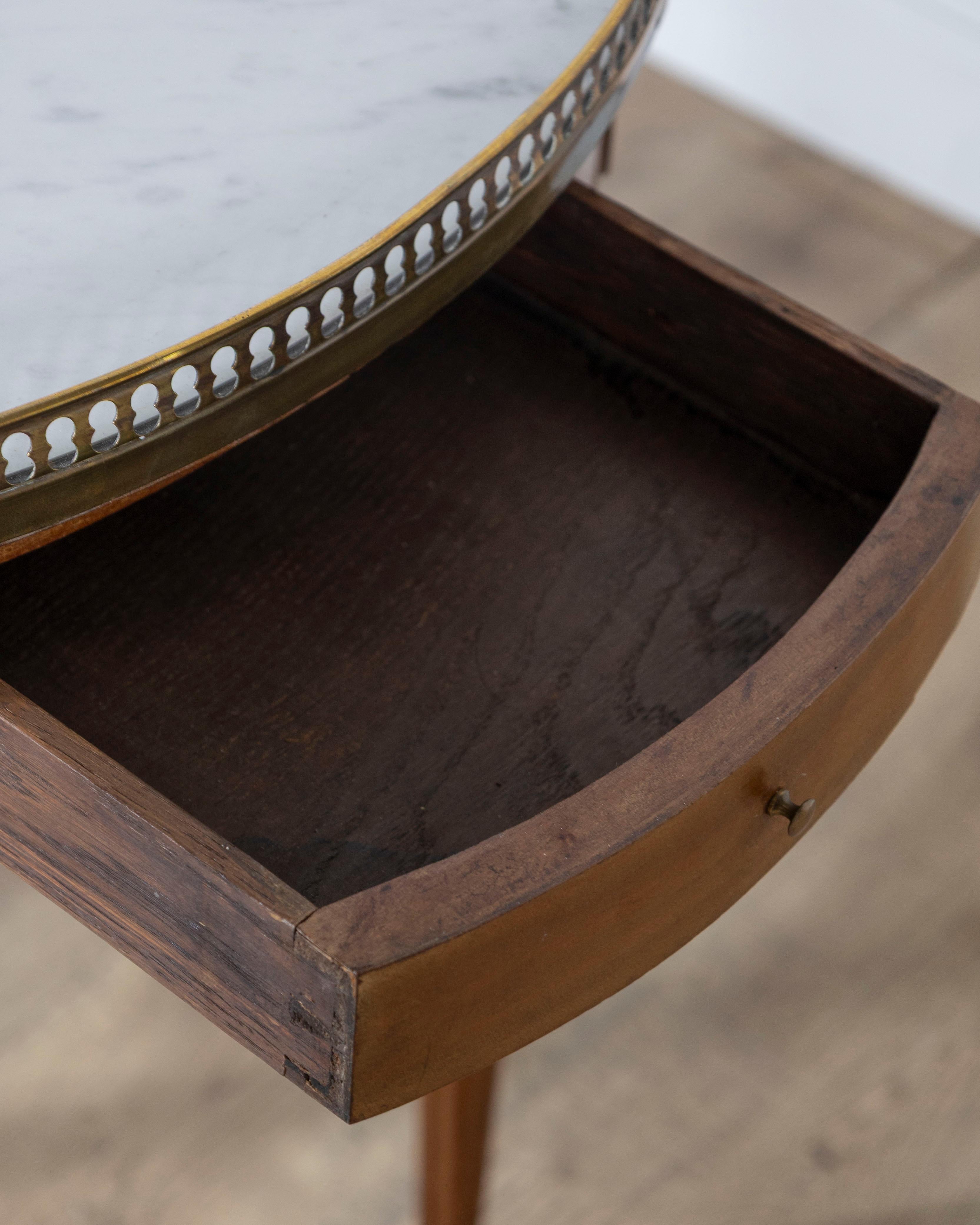 Mesa Bouillotte francesa de caoba estilo Luis XVI con tapa de mármol de Carrara en venta 1
