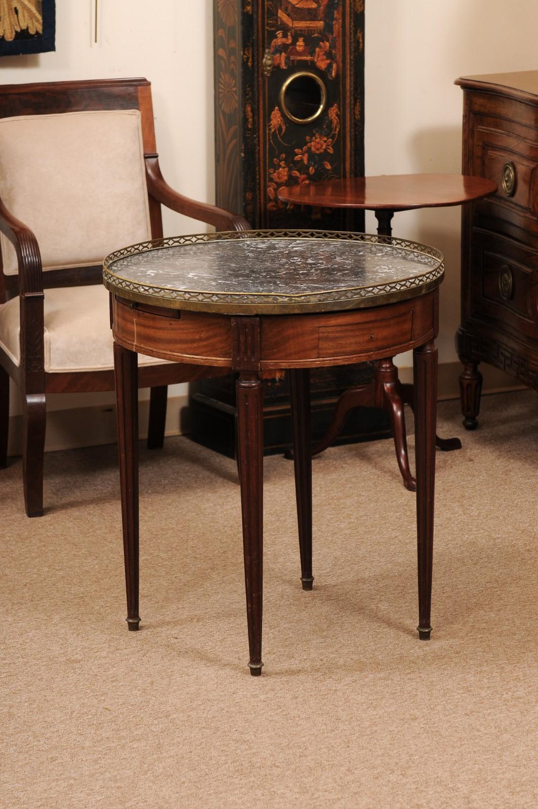 Französischer Bouillotte-Tisch im Louis-XVI-Stil aus Mahagoni mit dunkelgrauer Marmorplatte im Angebot 6