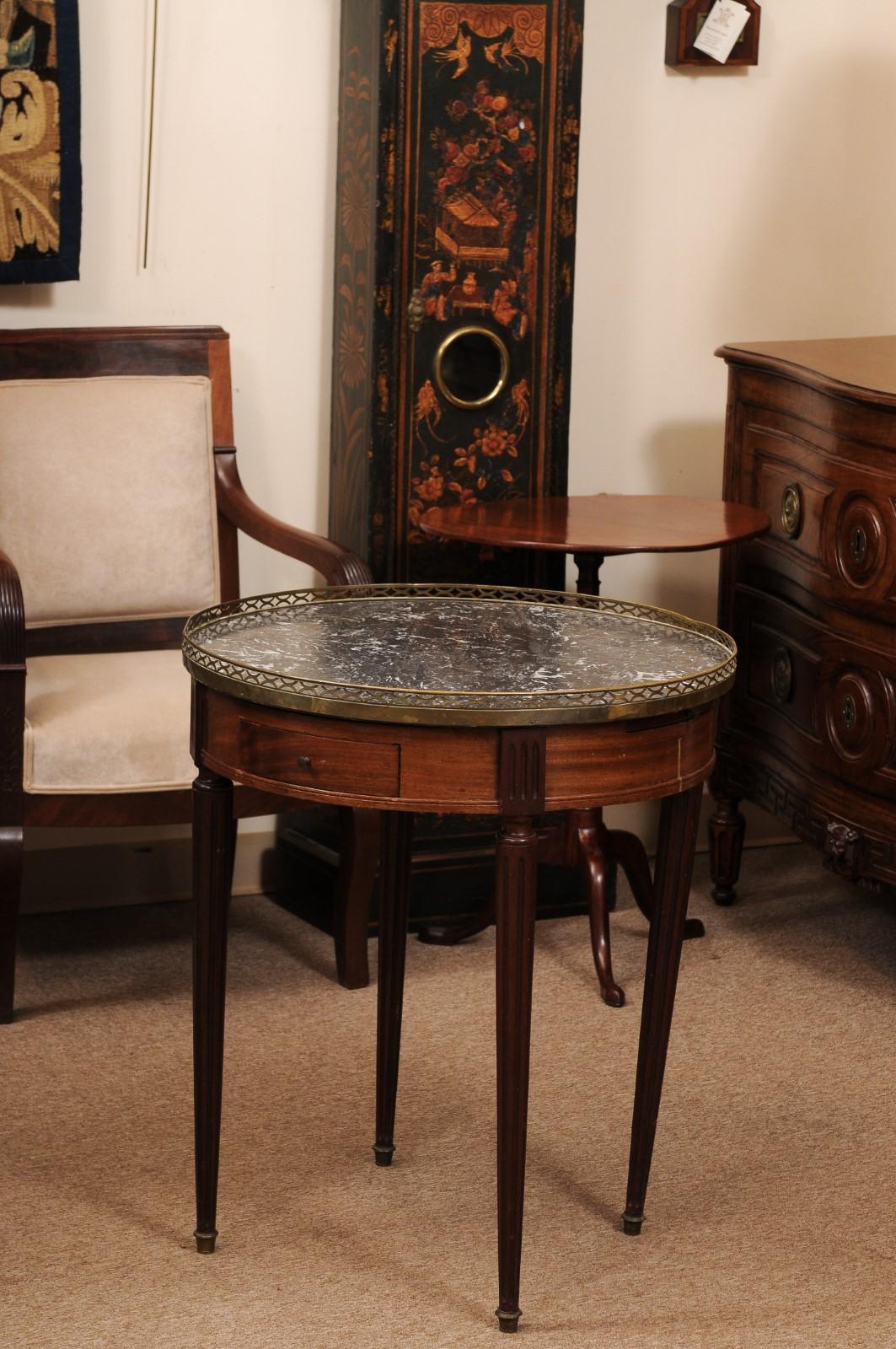 Französischer Bouillotte-Tisch im Louis-XVI-Stil aus Mahagoni mit dunkelgrauer Marmorplatte im Angebot 8