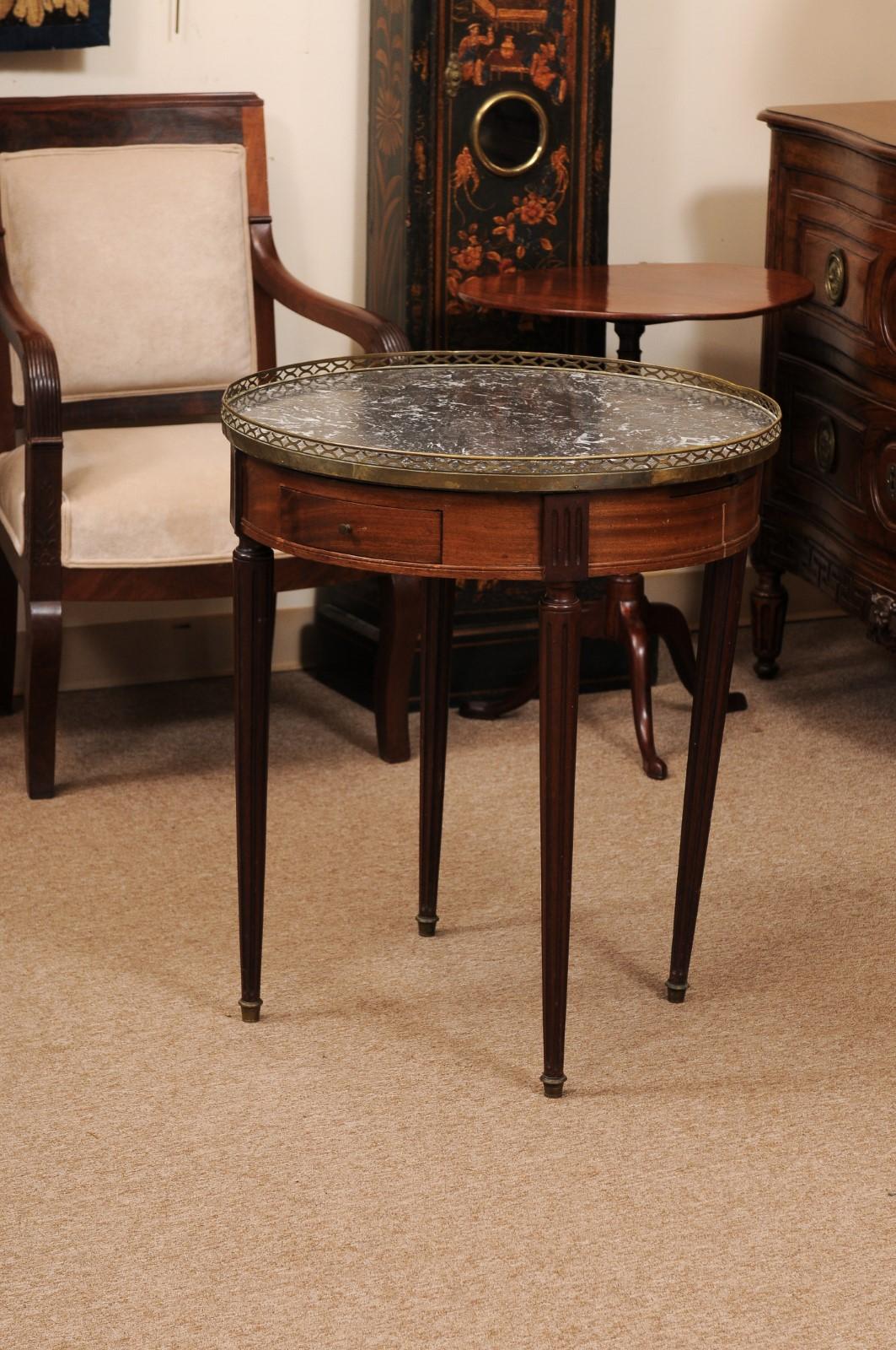 Französischer Bouillotte-Tisch im Louis-XVI-Stil aus Mahagoni mit dunkelgrauer Marmorplatte im Angebot 9