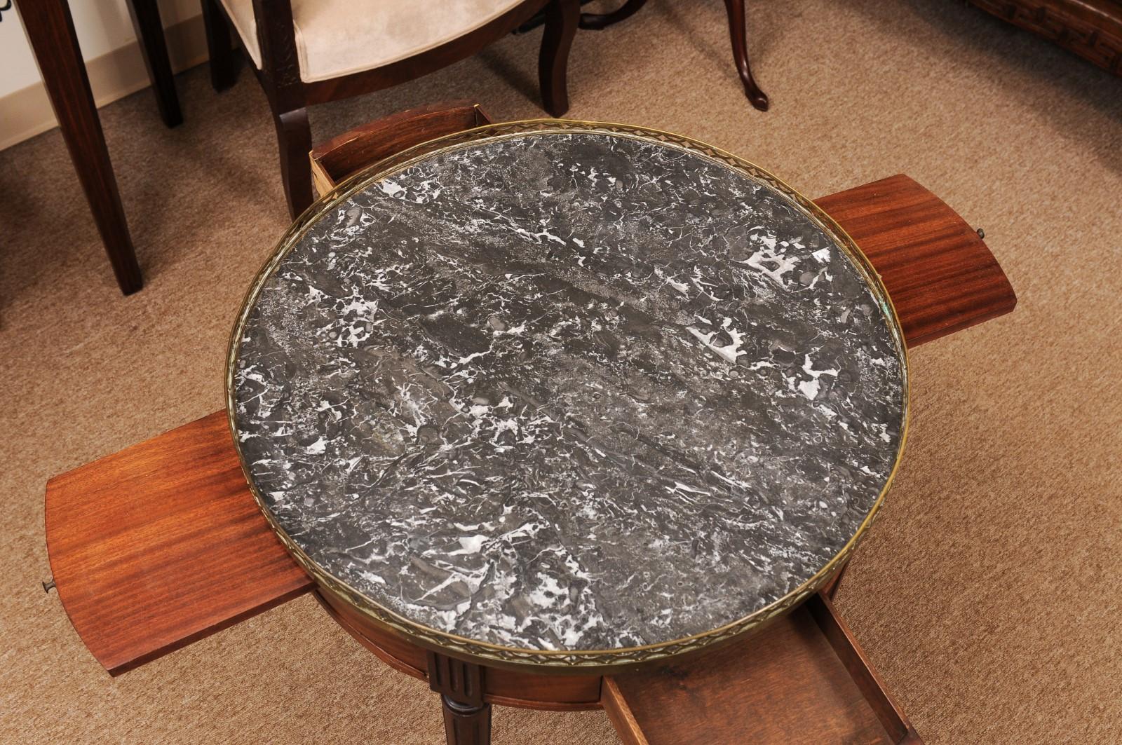 Französischer Bouillotte-Tisch im Louis-XVI-Stil aus Mahagoni mit dunkelgrauer Marmorplatte (Louis XVI.) im Angebot