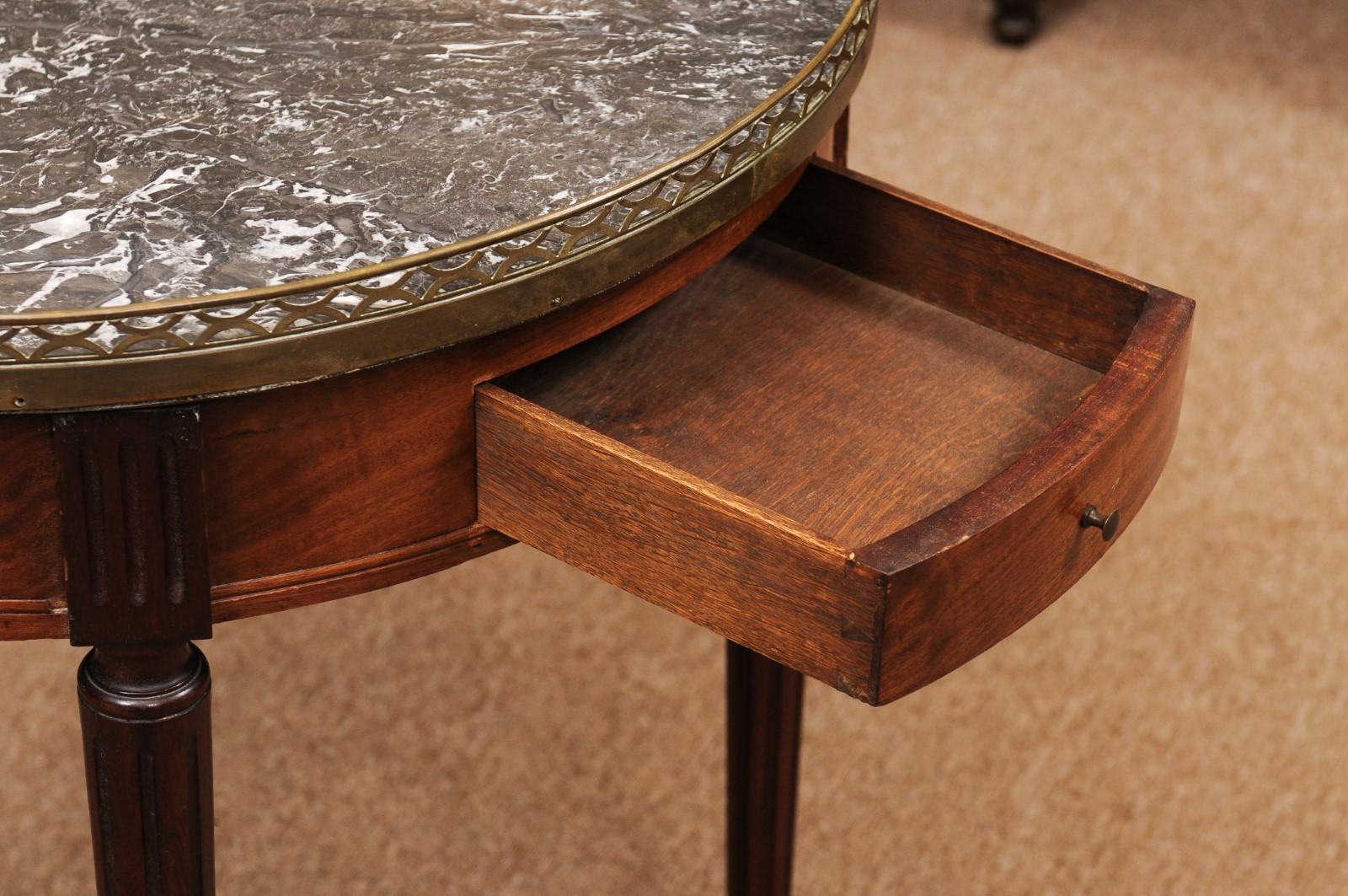 Französischer Bouillotte-Tisch im Louis-XVI-Stil aus Mahagoni mit dunkelgrauer Marmorplatte (20. Jahrhundert) im Angebot